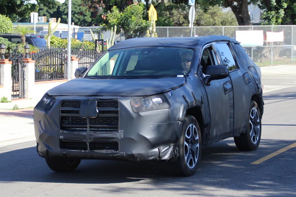 2019 Toyota RAV4'ün teaser görüntüsü paylaşıldı