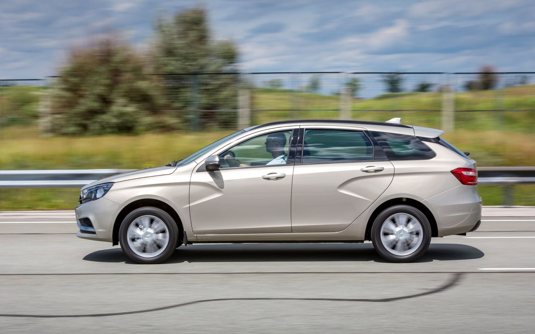 Lada Vesta SW ve SW Cross, 11 bin 990 euro ile Avrupa çıkarması yapıyor