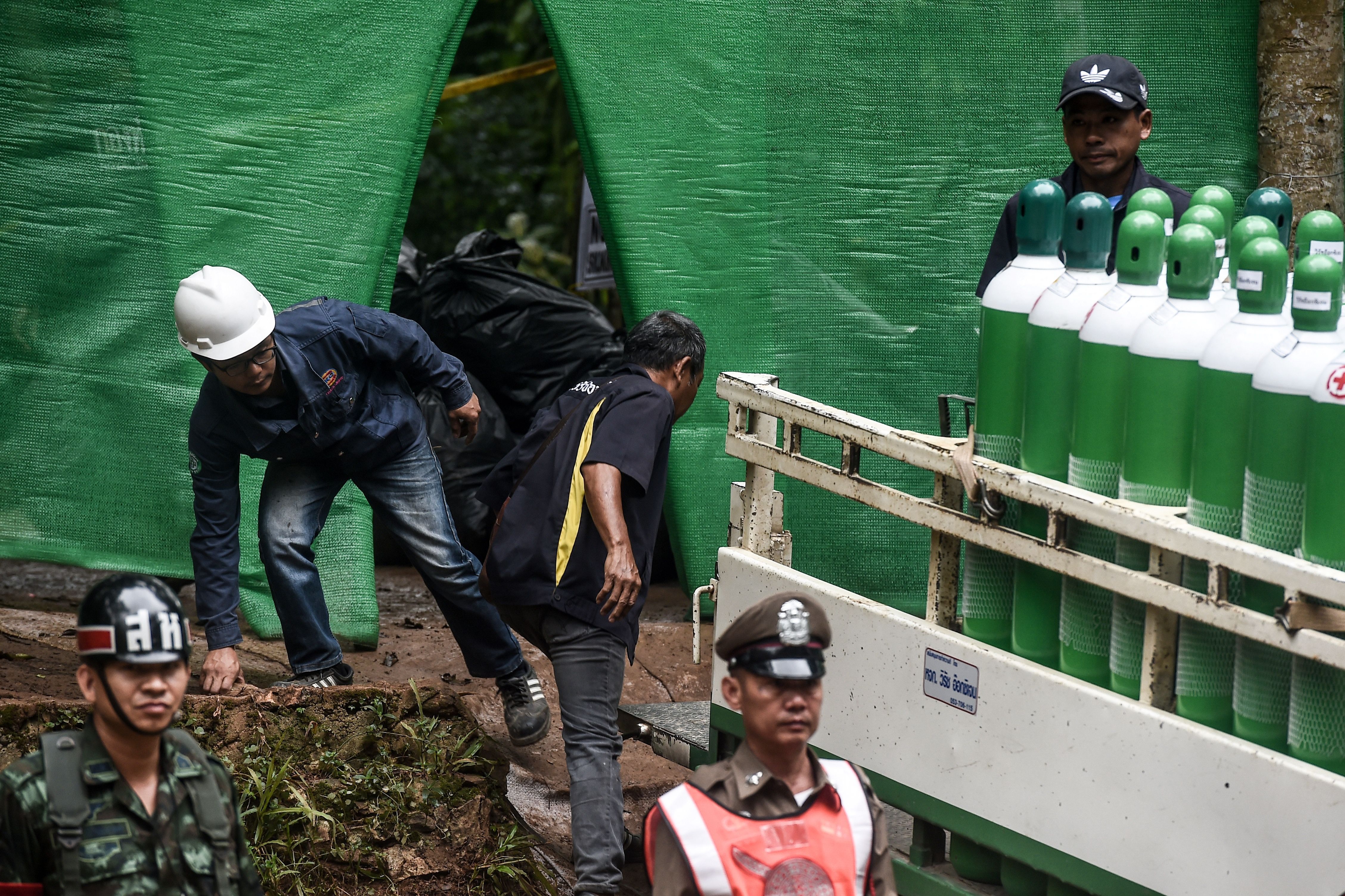 Tayland'da mağarada mahsur kalan çocukların hikayesi