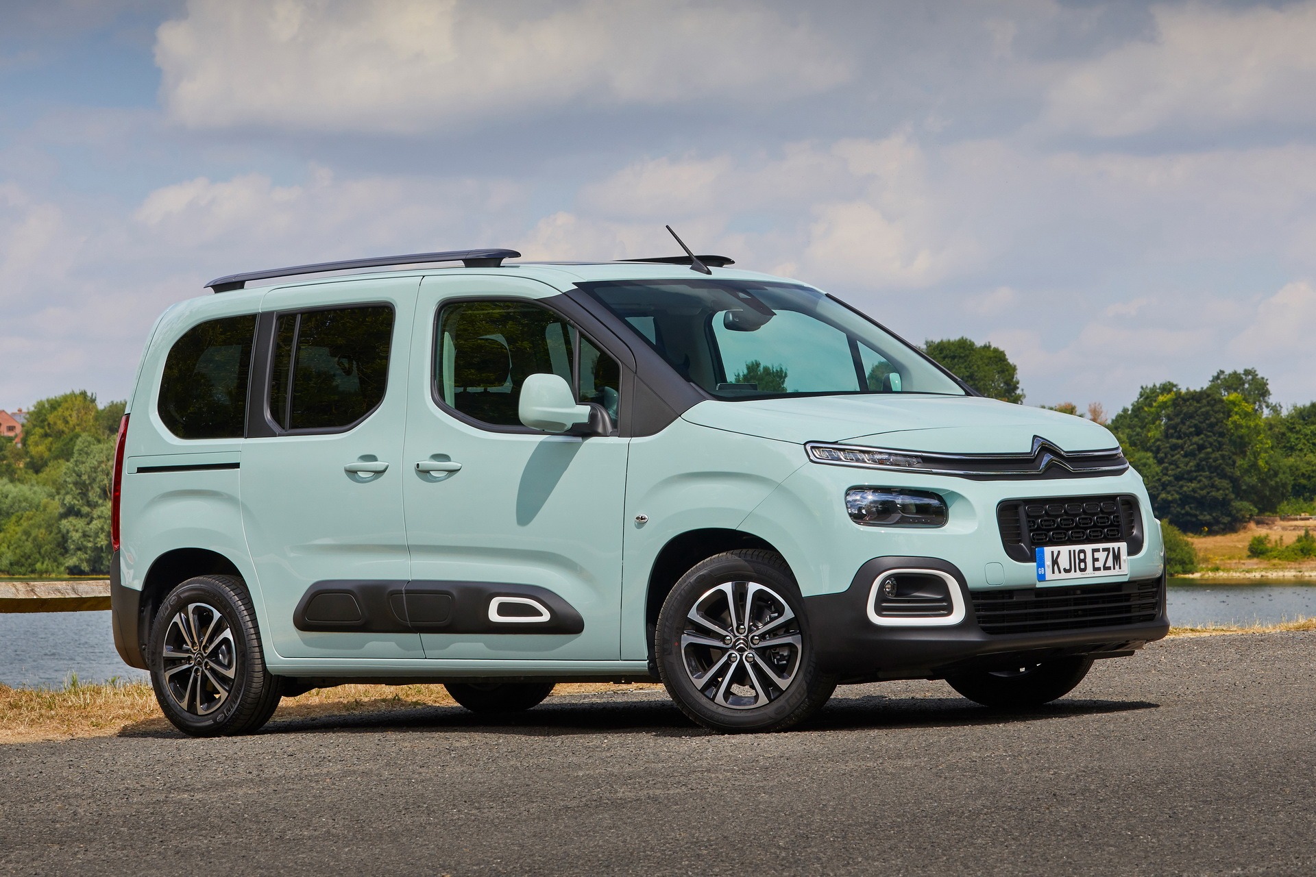 Peugeot Rifter ve Citroen Berlingo'nun yurtdışı fiyatları belli oldu