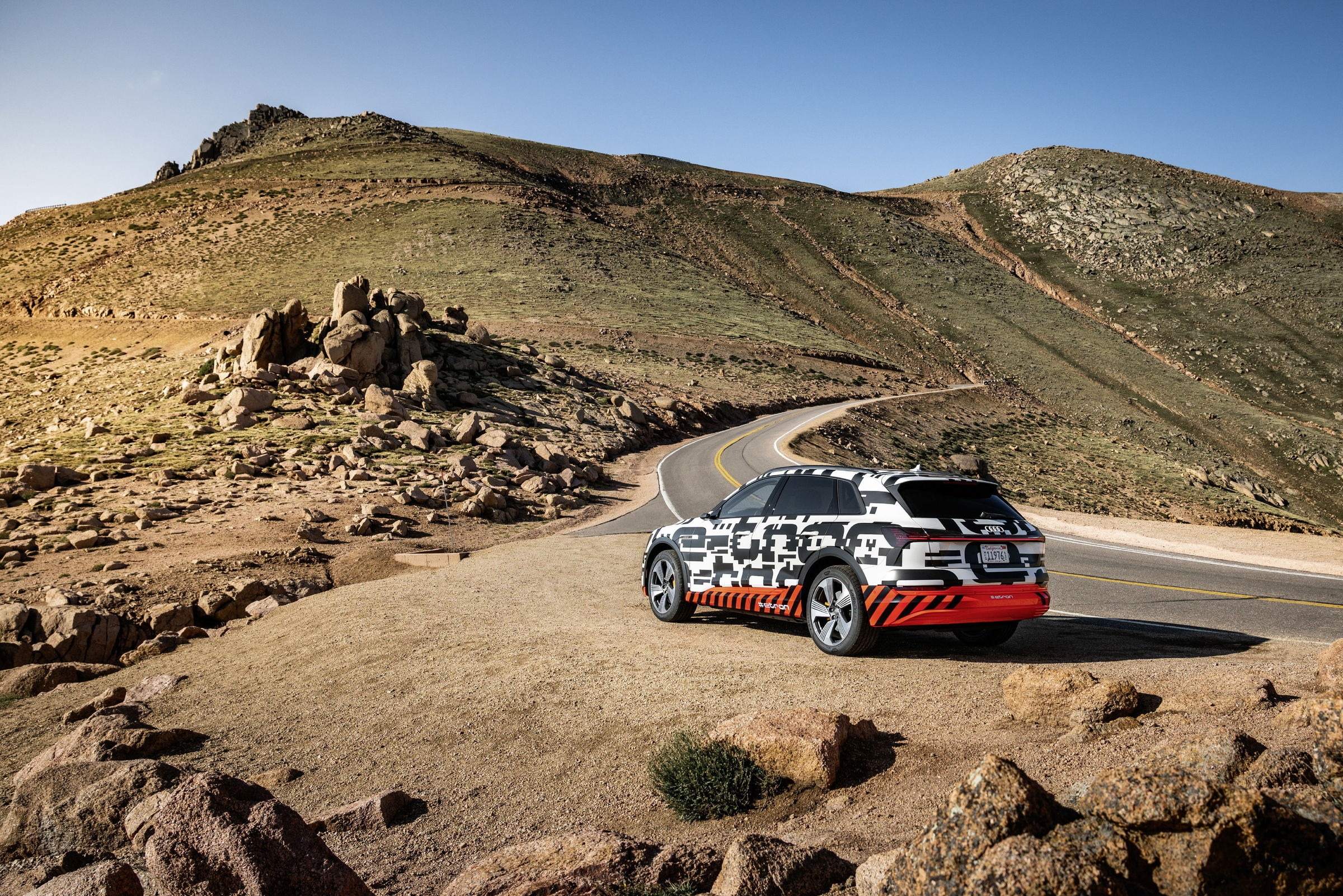 Audi E-Tron, yokuş aşağı yapılan her kilometrede menziline 1 kilometre ekliyor