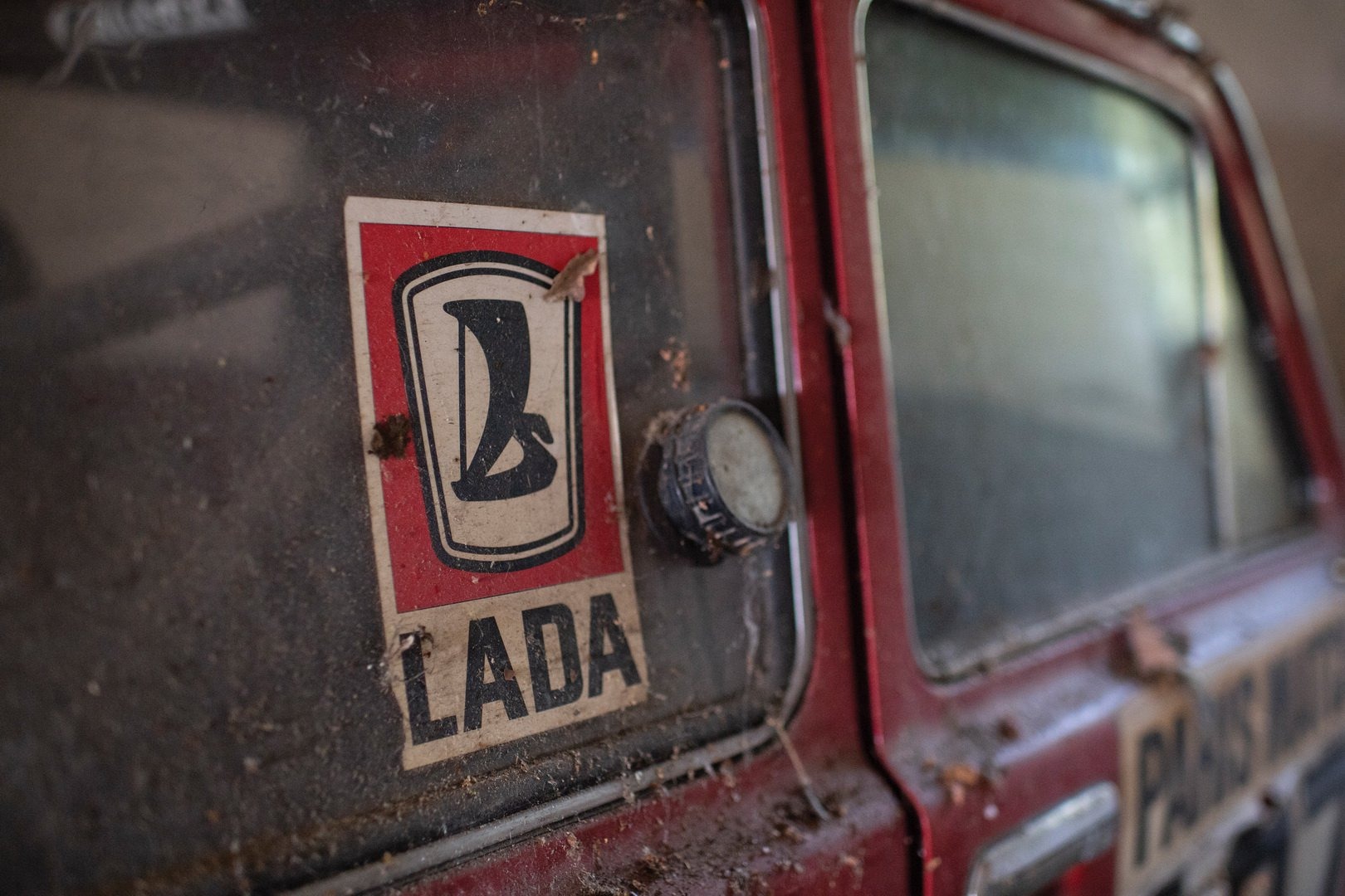 Garajda keşfedilen 1981 model Lada Niva'nın 100 bin dolardan alıcı bulması bekleniyor