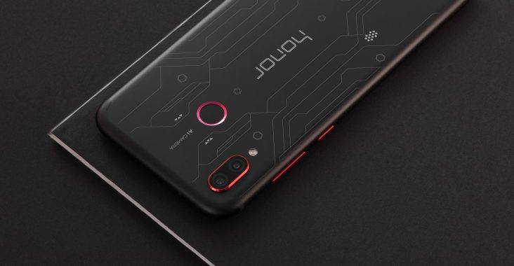 Huawei uygun fiyatlı oyuncu telefonu Honor Play’i tanıttı