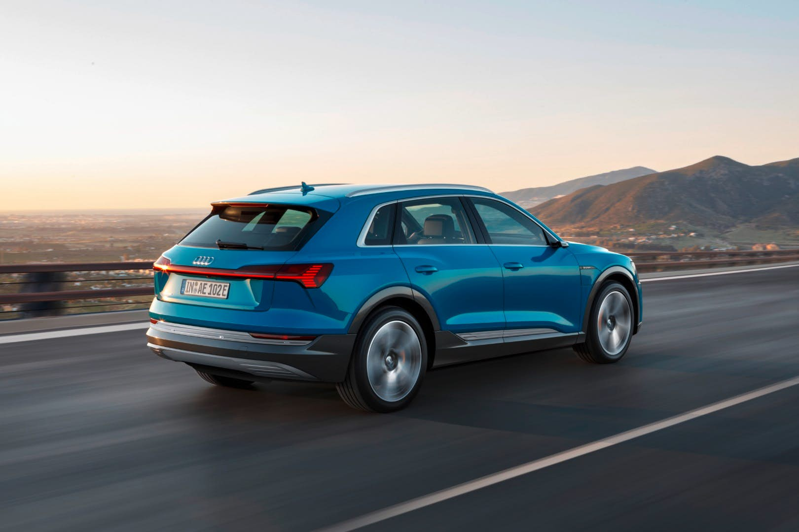 Audi'nin ilk tam elektrikli aracı tanıtıldı: Karşınızda Audi e-tron