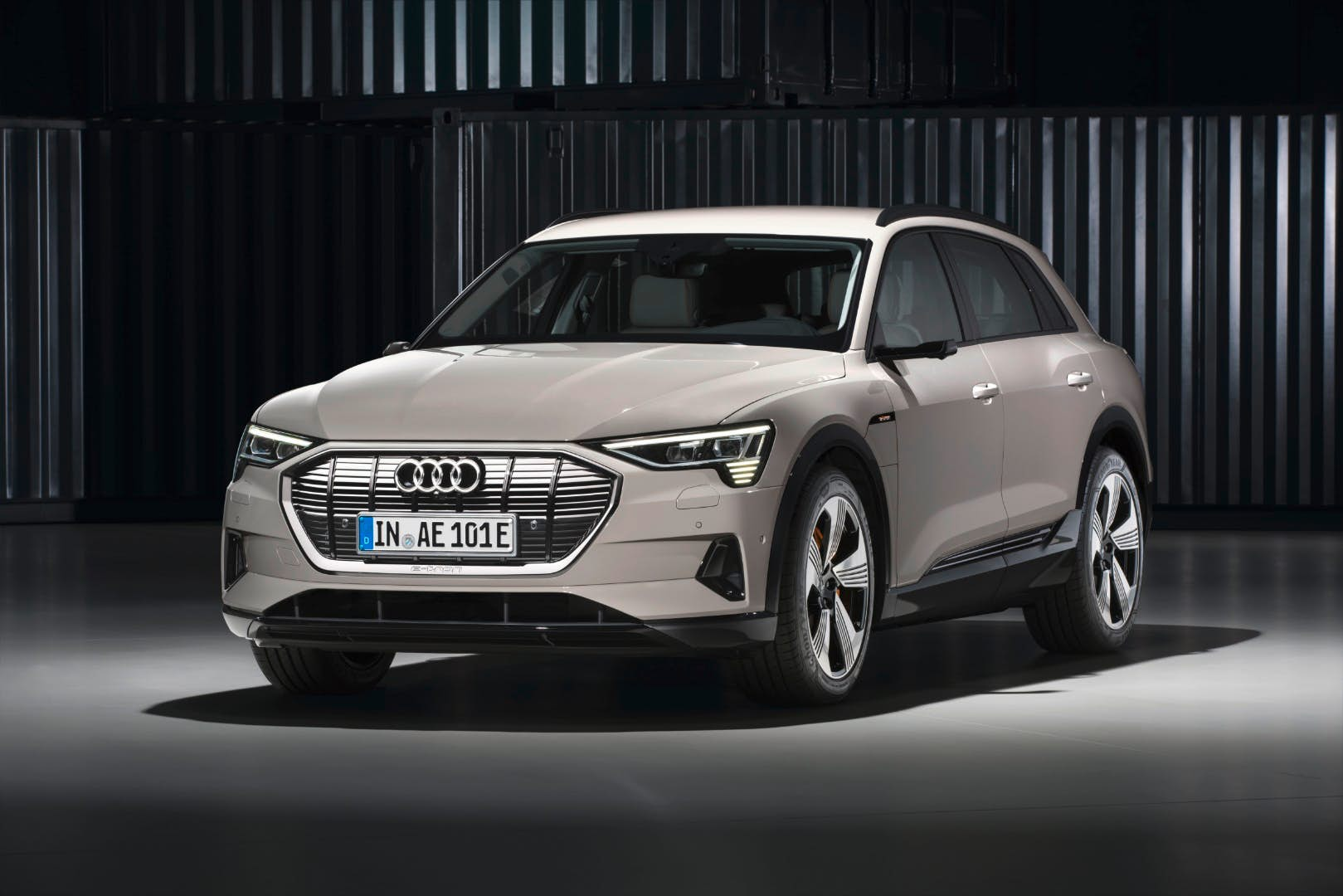 Audi'nin ilk tam elektrikli aracı tanıtıldı: Karşınızda Audi e-tron