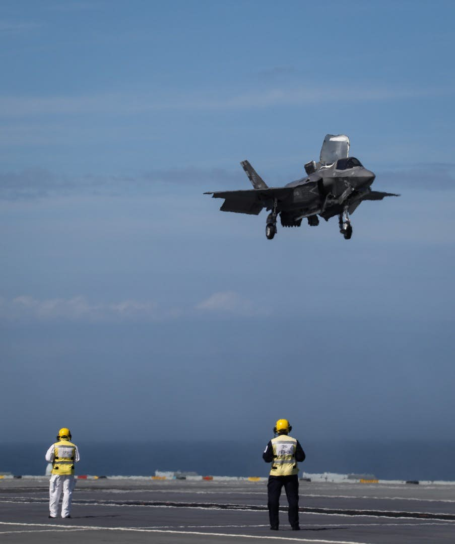 F-35B savaş uçakları ilk kez HMS Queen Elizabeth’in güvertesinde