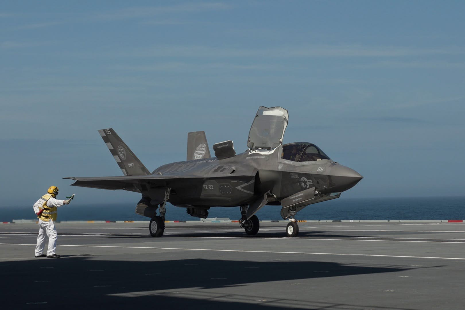 F-35B savaş uçakları ilk kez HMS Queen Elizabeth’in güvertesinde