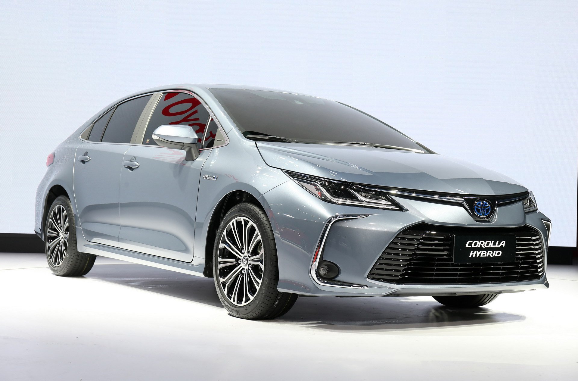 Yeni Toyota Corolla Sedan tanıtıldı! Hibrit versiyonla birlikte geliyor