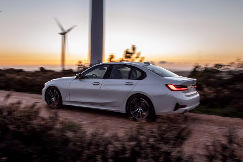 BMW 330e plug-in hybrid tanıtıldı