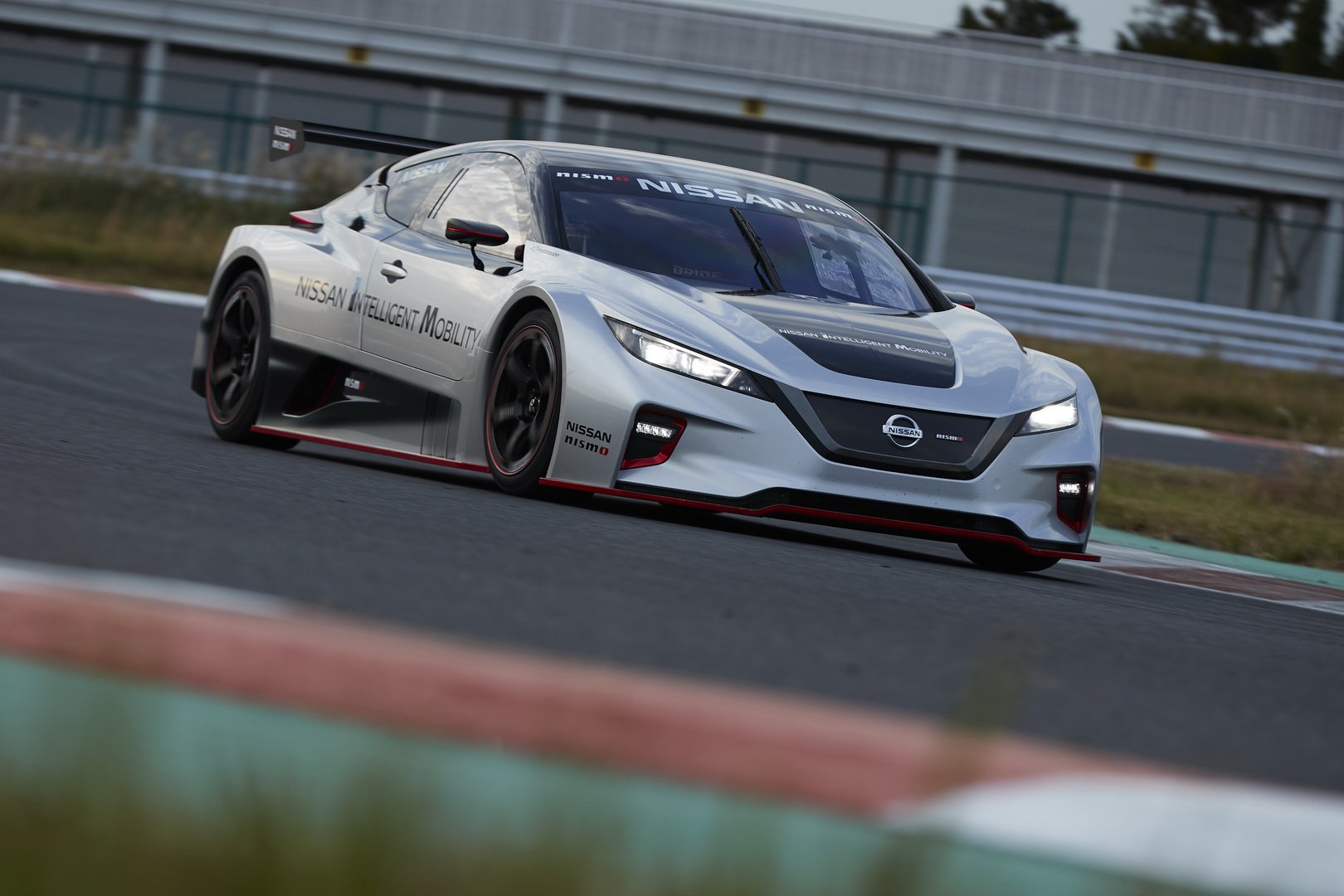 Nissan, yeni elektrikli yarış aracı Leaf Nismo RC'yi tanıttı