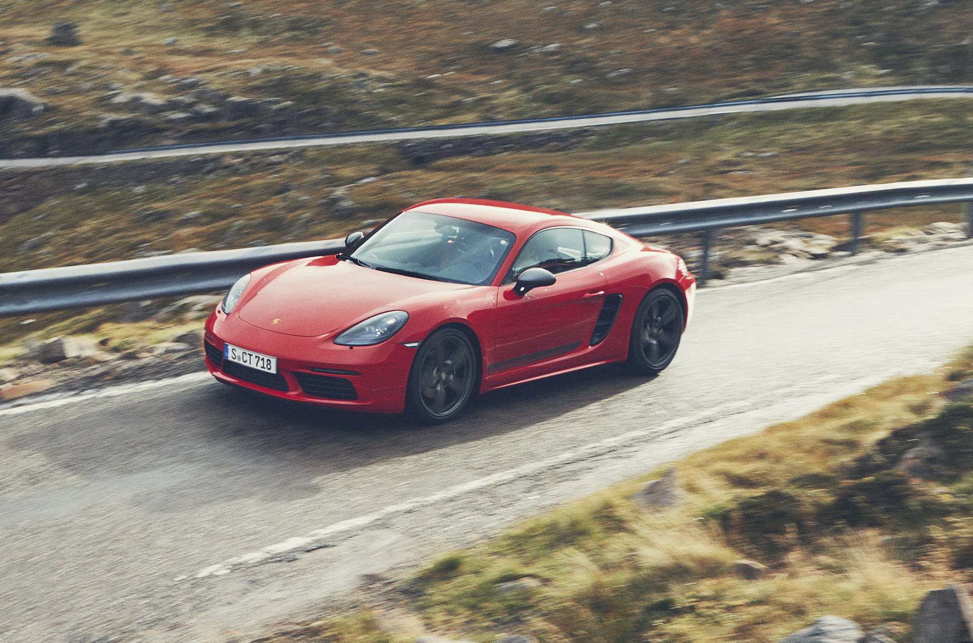 Porsche'den safkan sürüş deneyimi arayanlara iki yeni model: 718 Cayman T ve 718 Boxster T