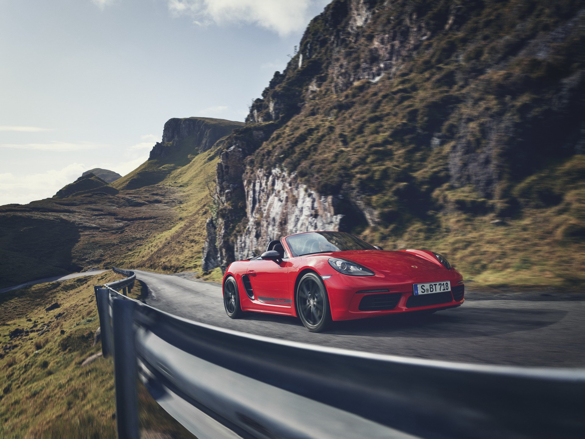 Porsche'den safkan sürüş deneyimi arayanlara iki yeni model: 718 Cayman T ve 718 Boxster T