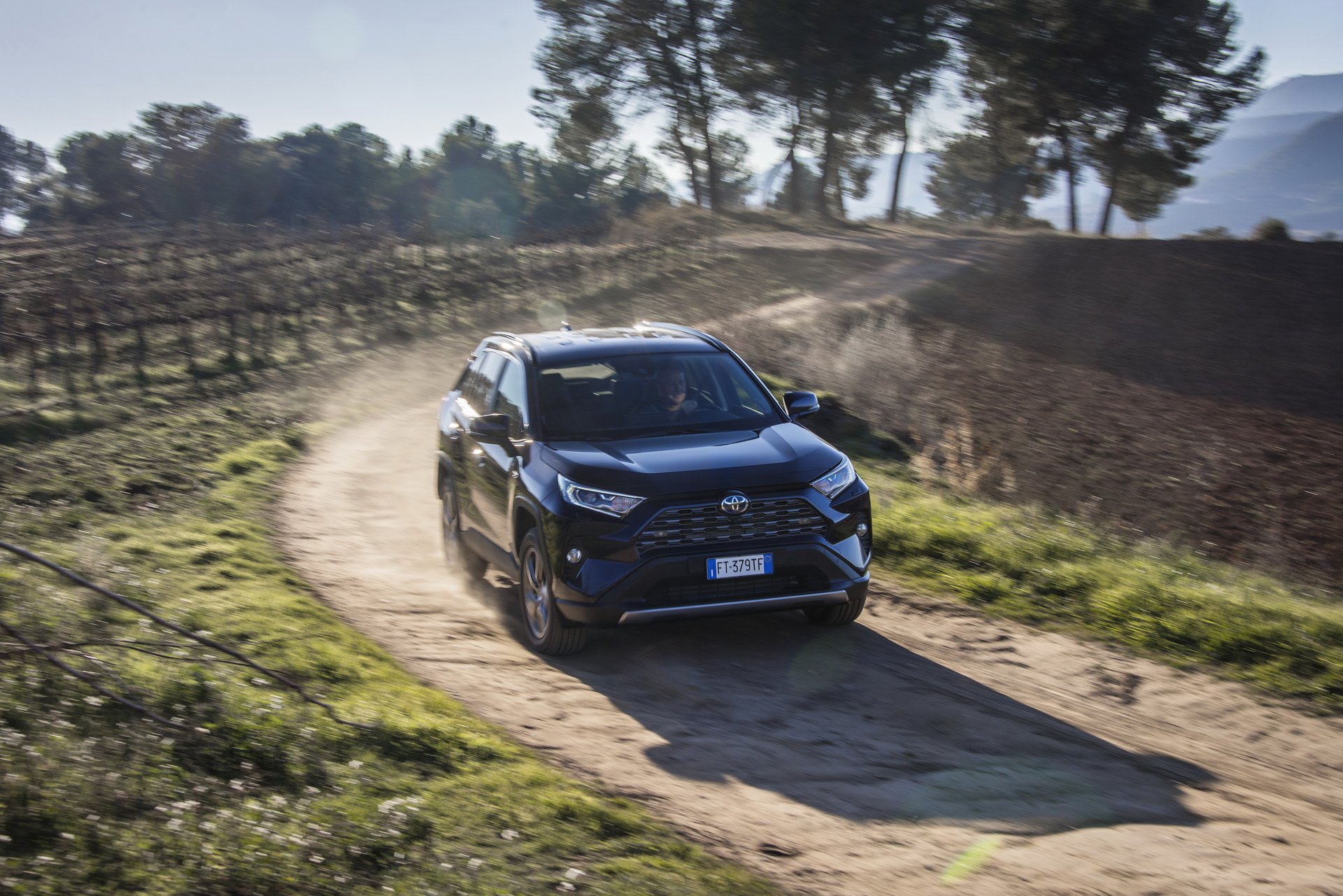 2019 Toyota RAV4 Hybrid Avrupa'da satışa sunuldu: İşte fiyatı ve özellikleri