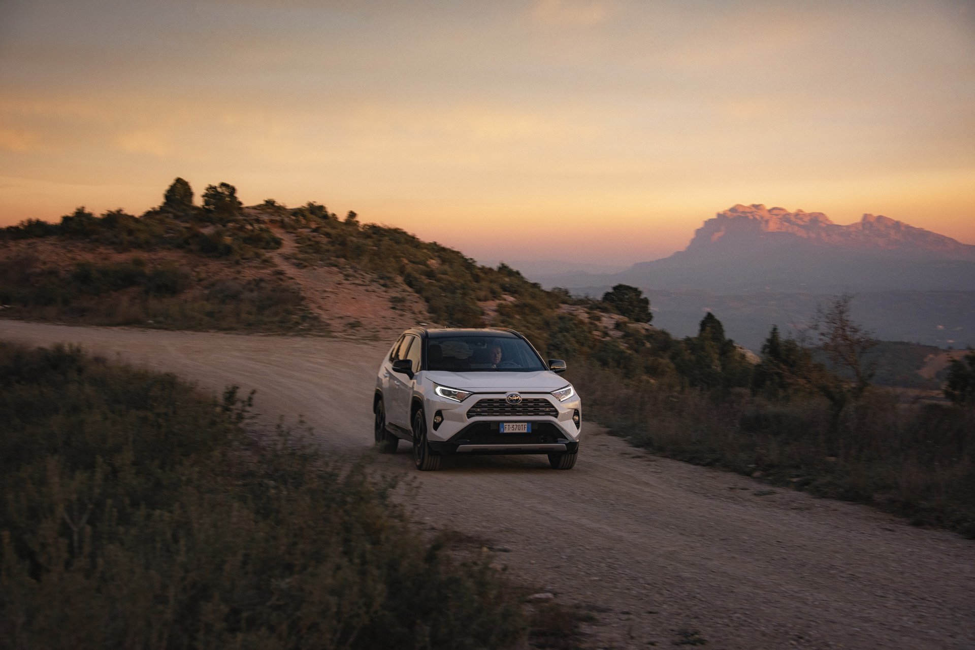 2019 Toyota RAV4 Hybrid Avrupa'da satışa sunuldu: İşte fiyatı ve özellikleri