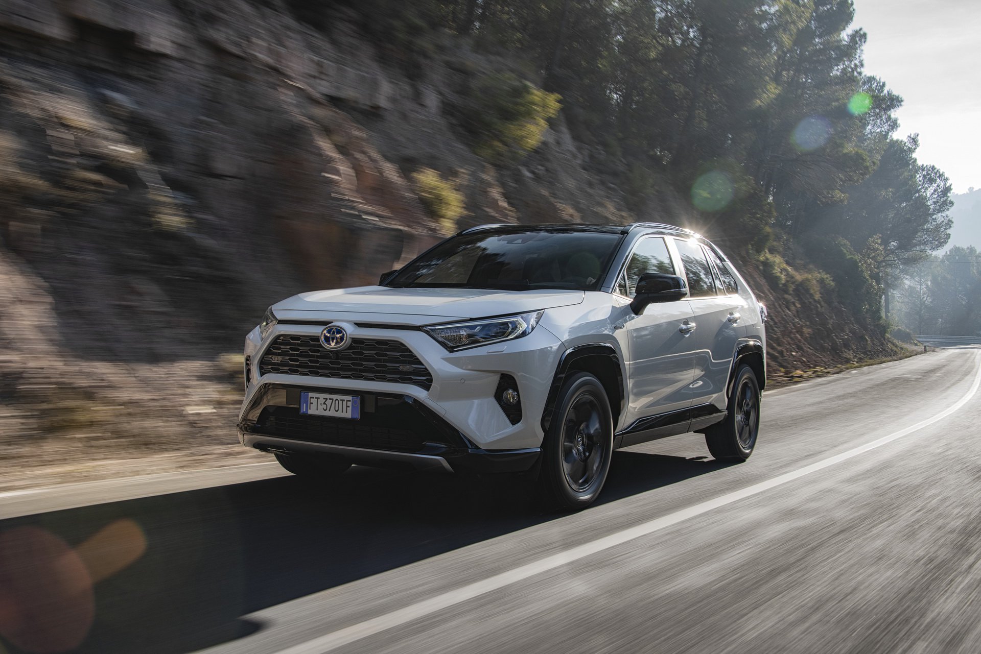 2019 Toyota RAV4 Hybrid Avrupa'da satışa sunuldu: İşte fiyatı ve özellikleri