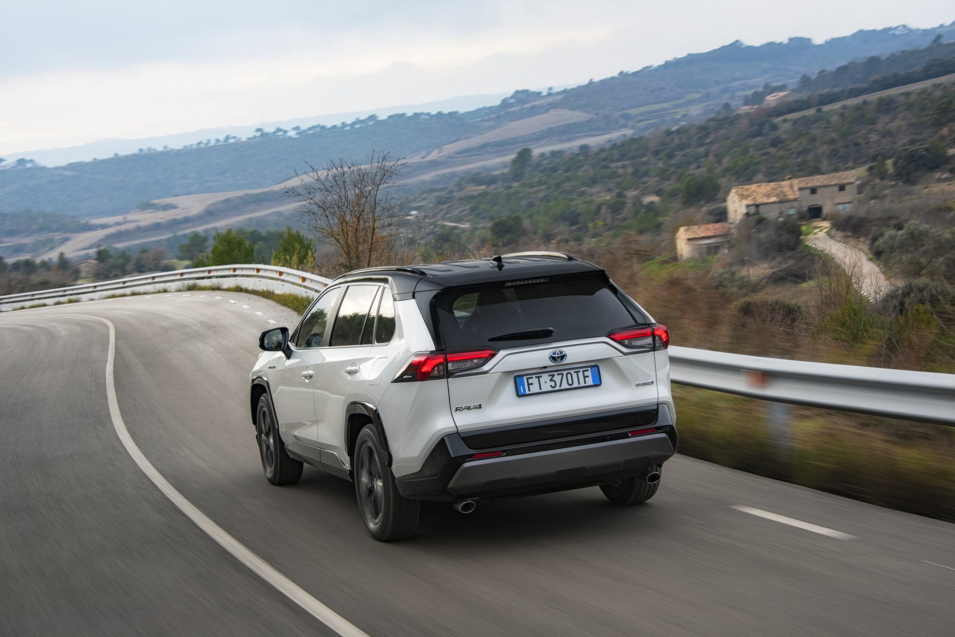 2019 Toyota RAV4 Hybrid Avrupa'da satışa sunuldu: İşte fiyatı ve özellikleri