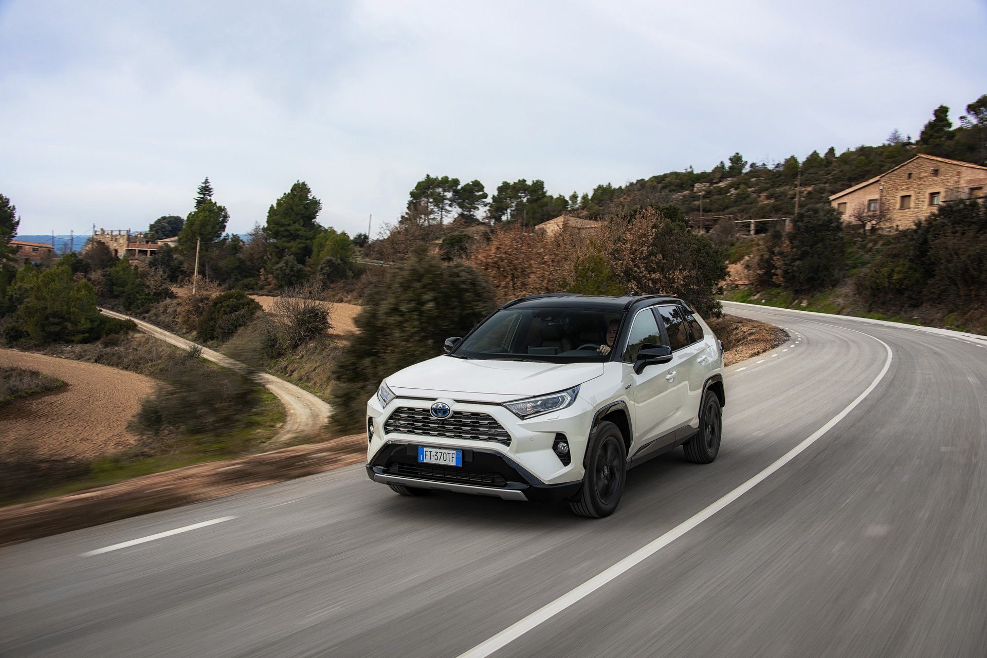 2019 Toyota RAV4 Hybrid Avrupa'da satışa sunuldu: İşte fiyatı ve özellikleri