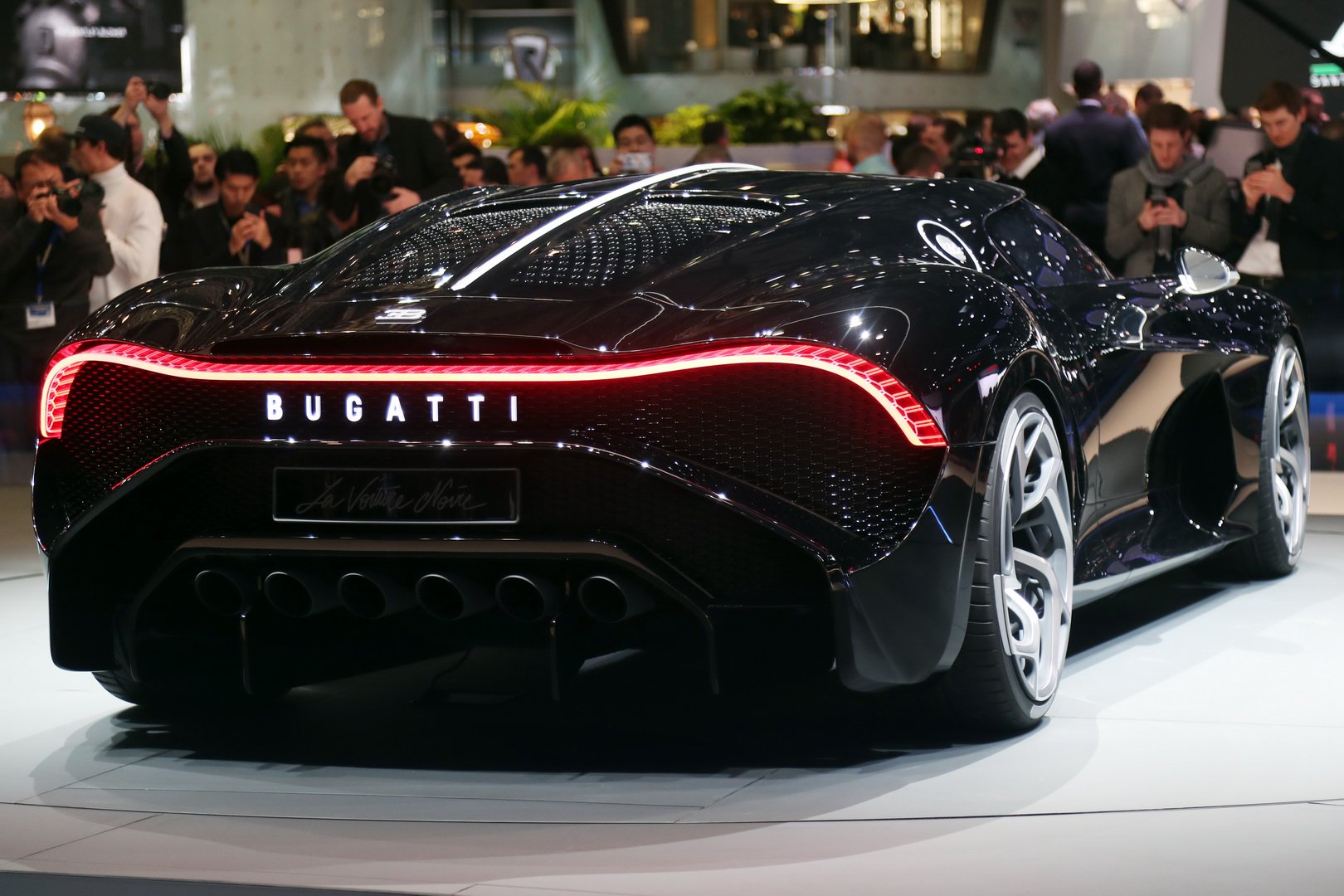 Dünyanın en pahalı otomobili Bugatti La Voiture Noire, tam 100 milyon TL'ye satıldı