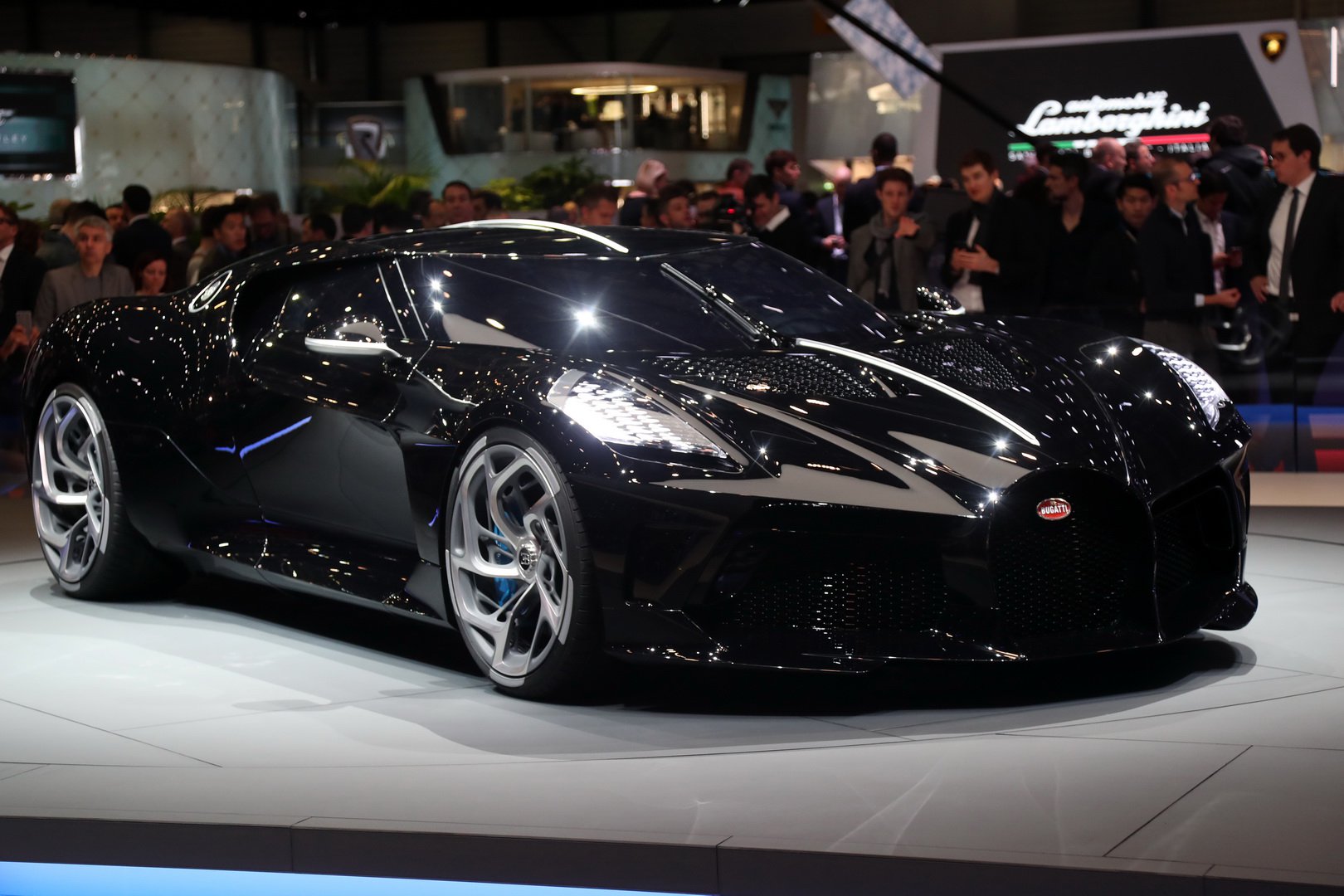 Dünyanın en pahalı otomobili Bugatti La Voiture Noire, tam 100 milyon TL'ye satıldı