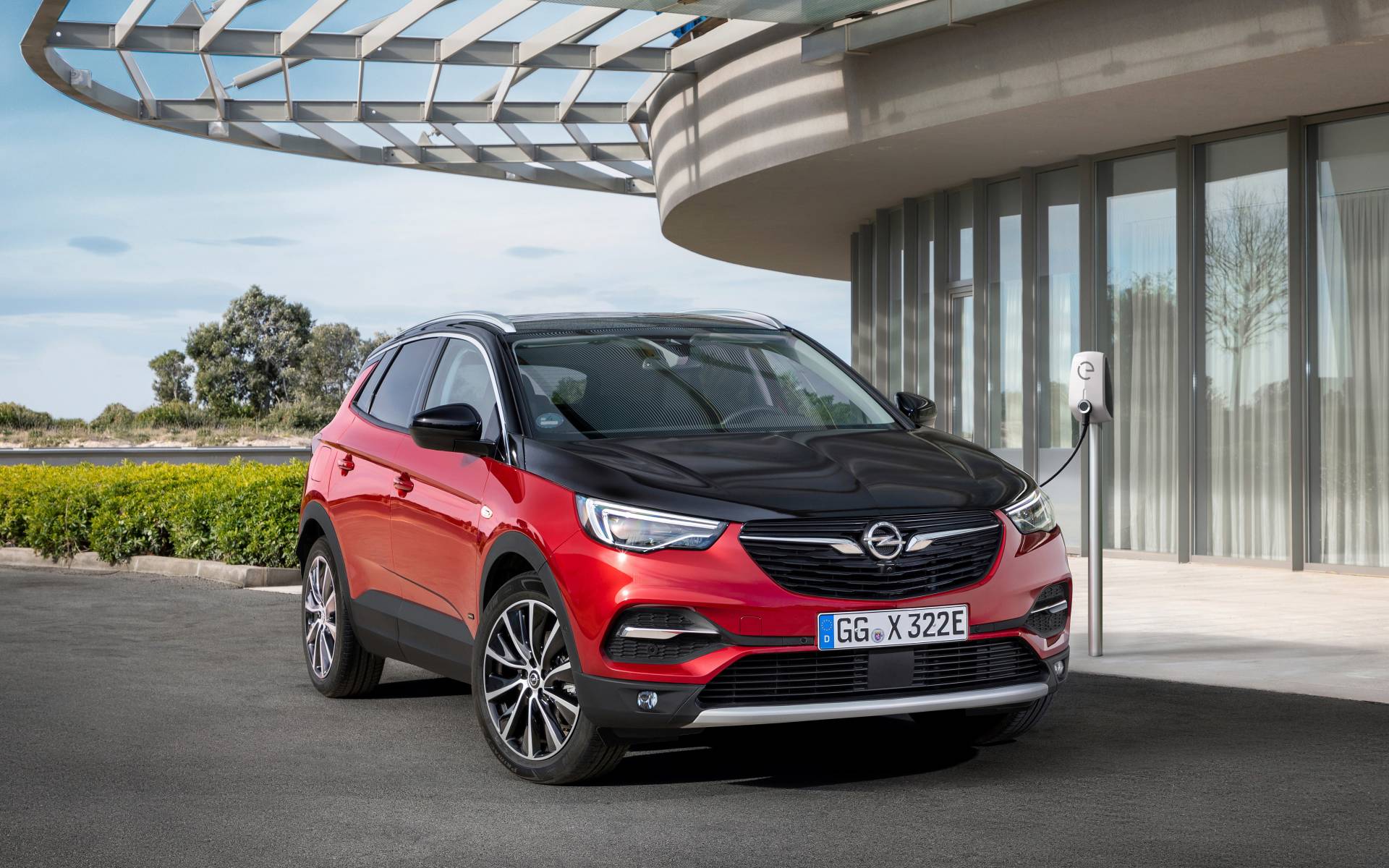 Opel Grandland X'in 300 beygirlik hibrit versiyonu tanıtıldı