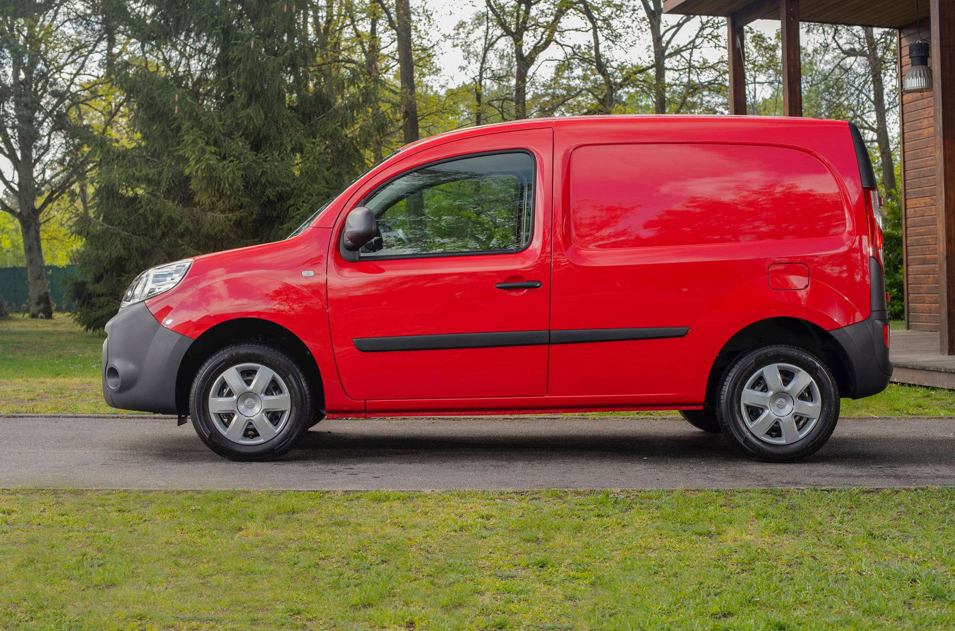 Renault Kangoo logo değiştirdi, Nissan NV250 oldu