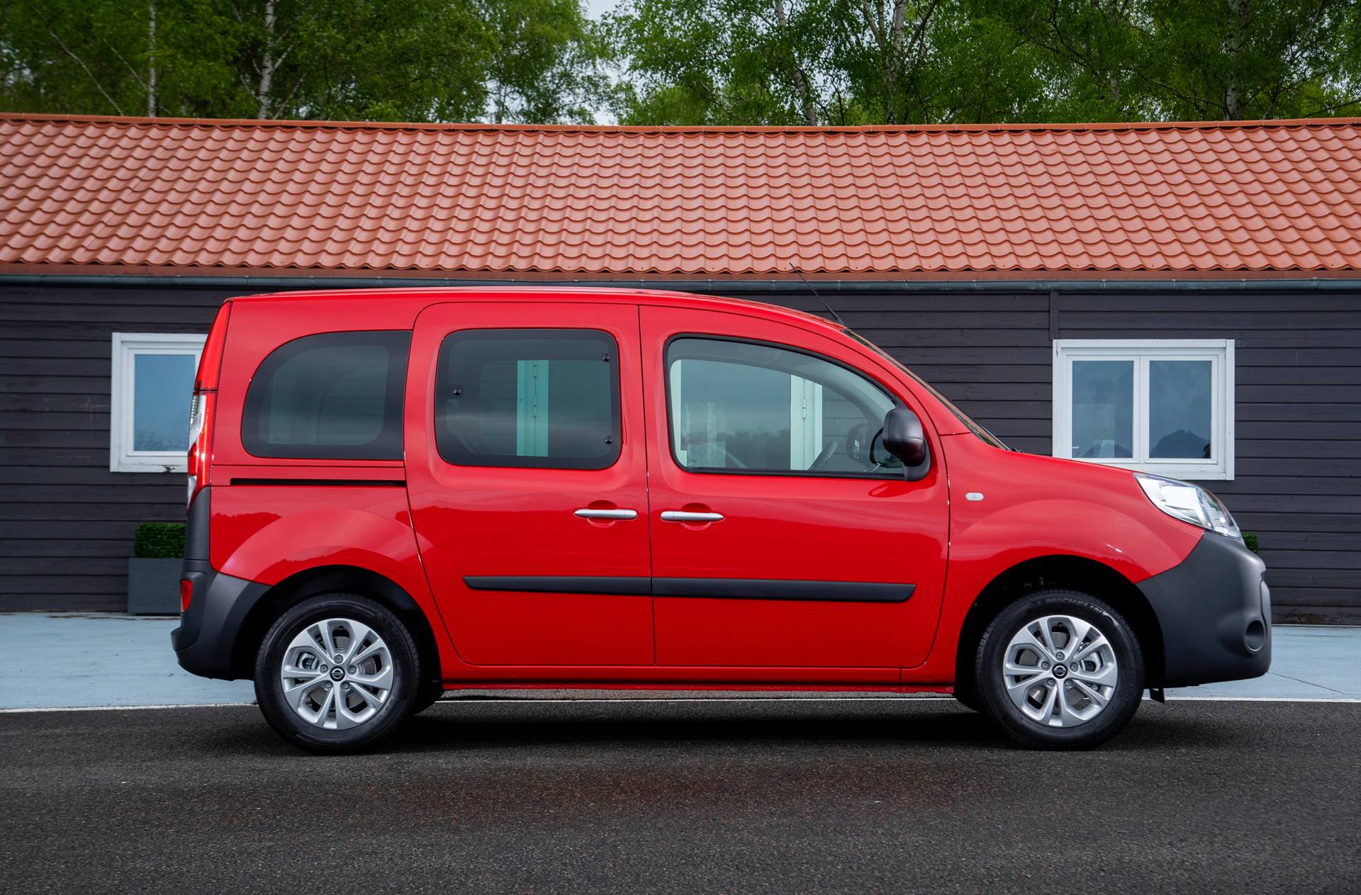 Renault Kangoo logo değiştirdi, Nissan NV250 oldu