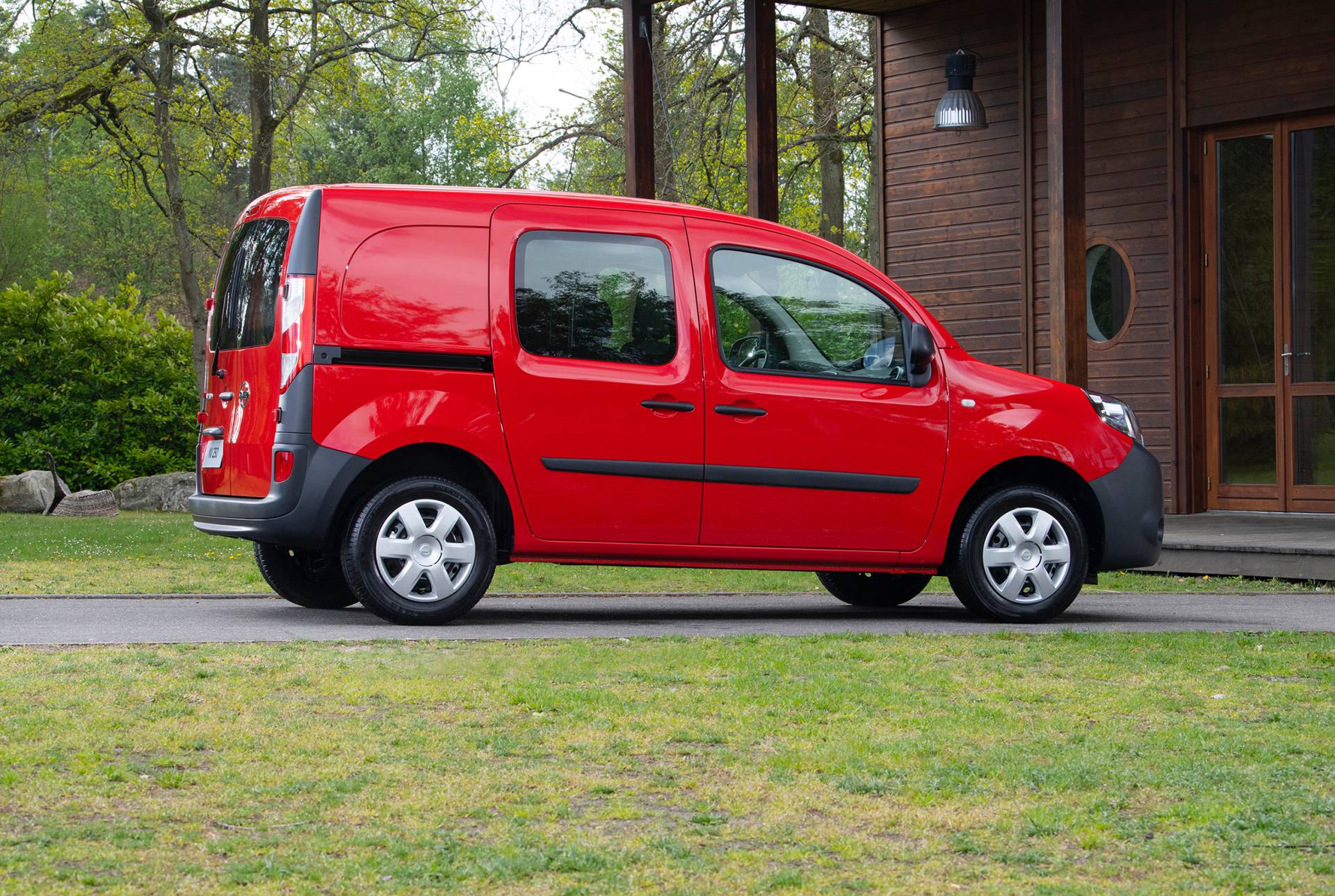 Renault Kangoo logo değiştirdi, Nissan NV250 oldu