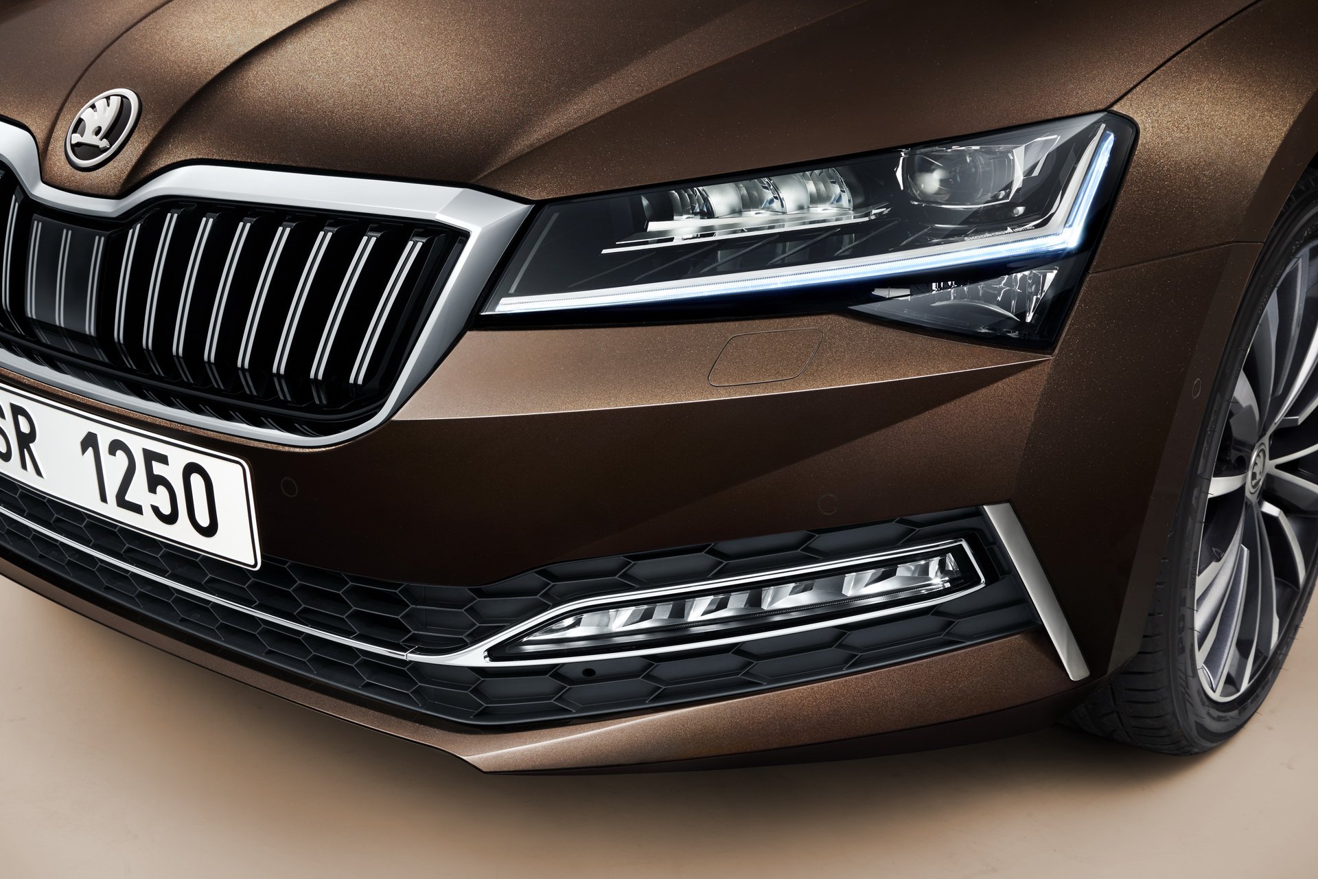 2019 Skoda Superb tanıtıldı: Yeni hibrit seçeneği ve teknolojiler