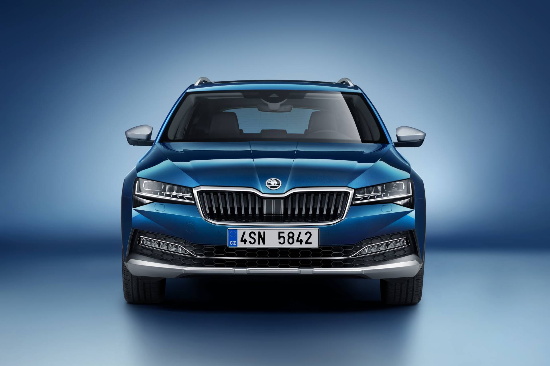 İşte 2019 Skoda Superb'in crossover esintileri taşıyan Scout versiyonu