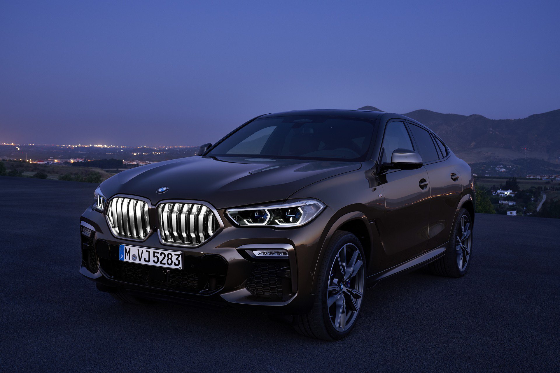 2019 BMW X6, aydınlatmalı ızgara gibi ilginç özellikleriyle tanıtıldı