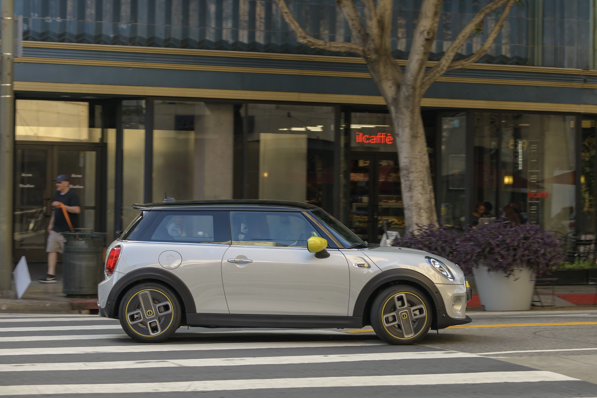 Mini Cooper'ın elektrikli versiyonu tanıtıldı: İşte tüm özellikleri