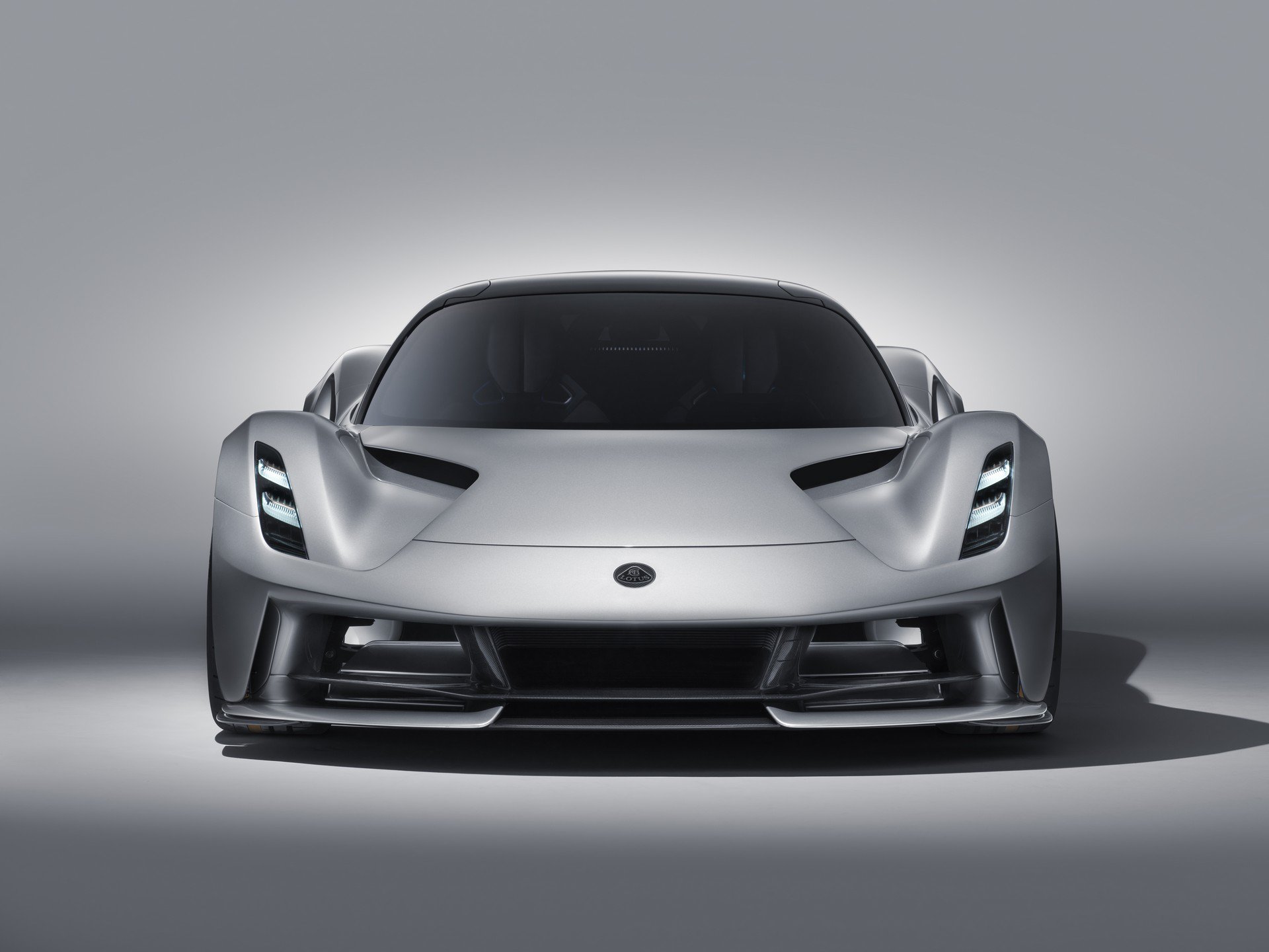 Lotus'un elektrikli hiper otomobili Evija tanıtıldı: 18 dakika şarjla 400 km menzil