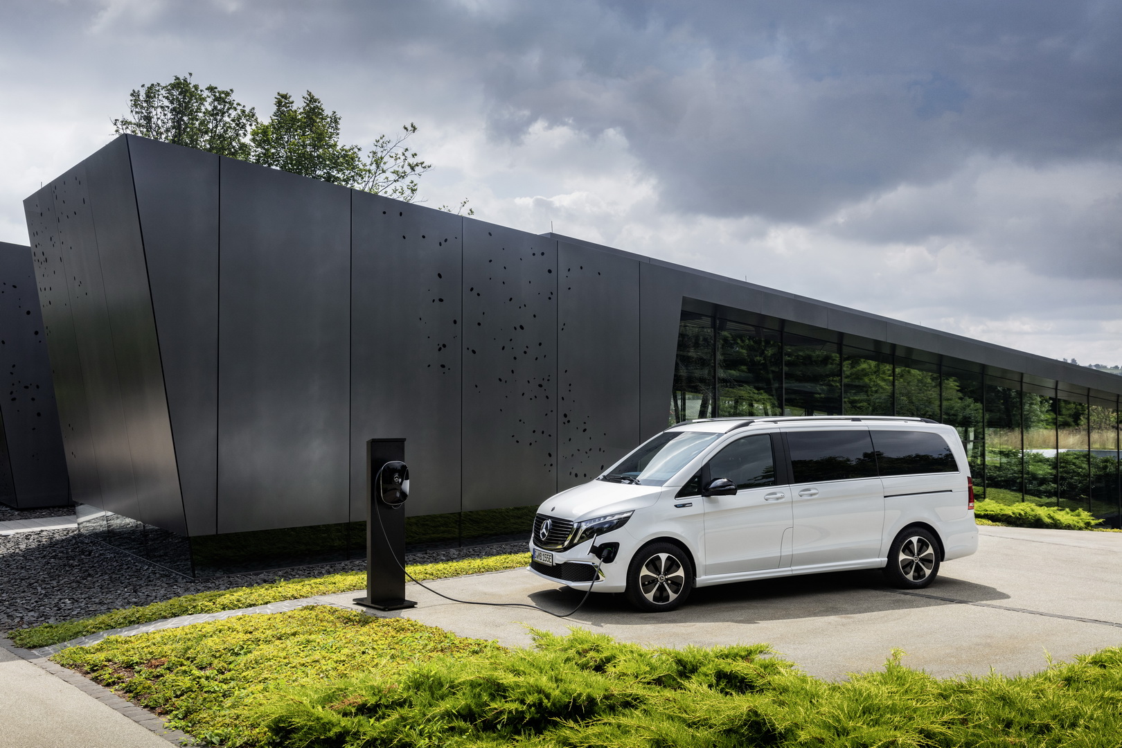 Elektriğe devam: 405 km menzilli Mercedes-Benz EQV tanıtıldı