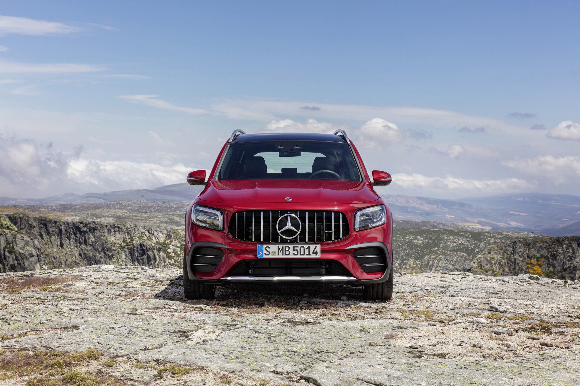 Mercedes-AMG GLB 35 tanıtıldı: Yedi koltuklu performans