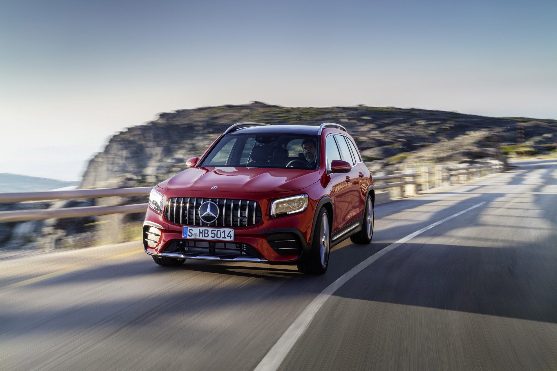 Mercedes-AMG GLB 35 tanıtıldı: Yedi koltuklu performans