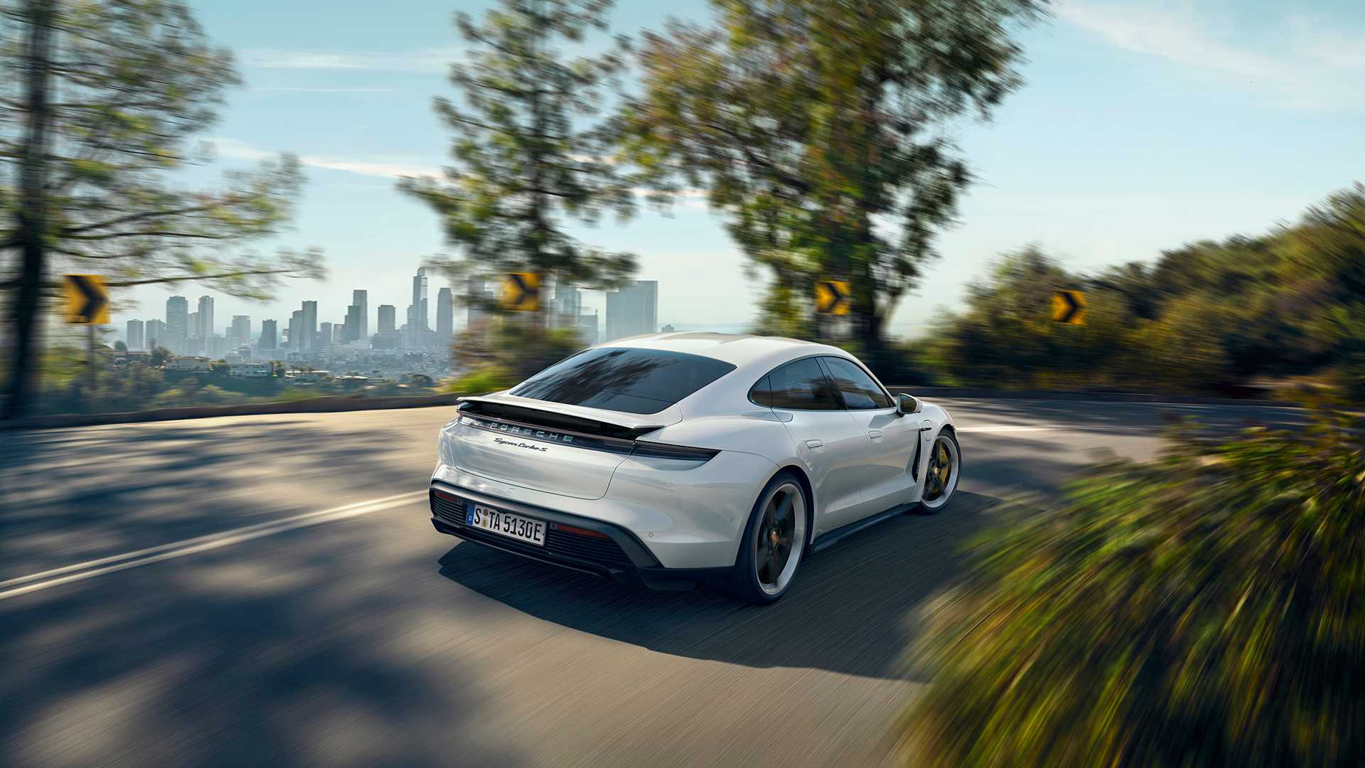 Porsche'nin ilk elektrikli otomobili Taycan tanıtıldı