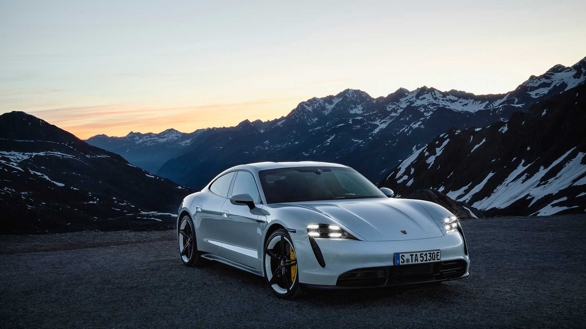 Porsche'nin ilk elektrikli otomobili Taycan tanıtıldı