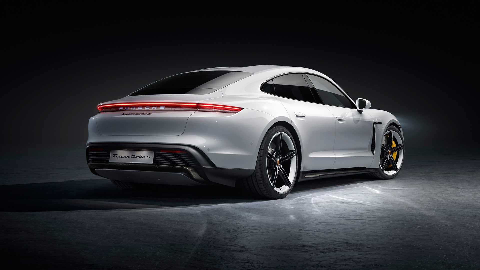 Porsche'nin ilk elektrikli otomobili Taycan tanıtıldı