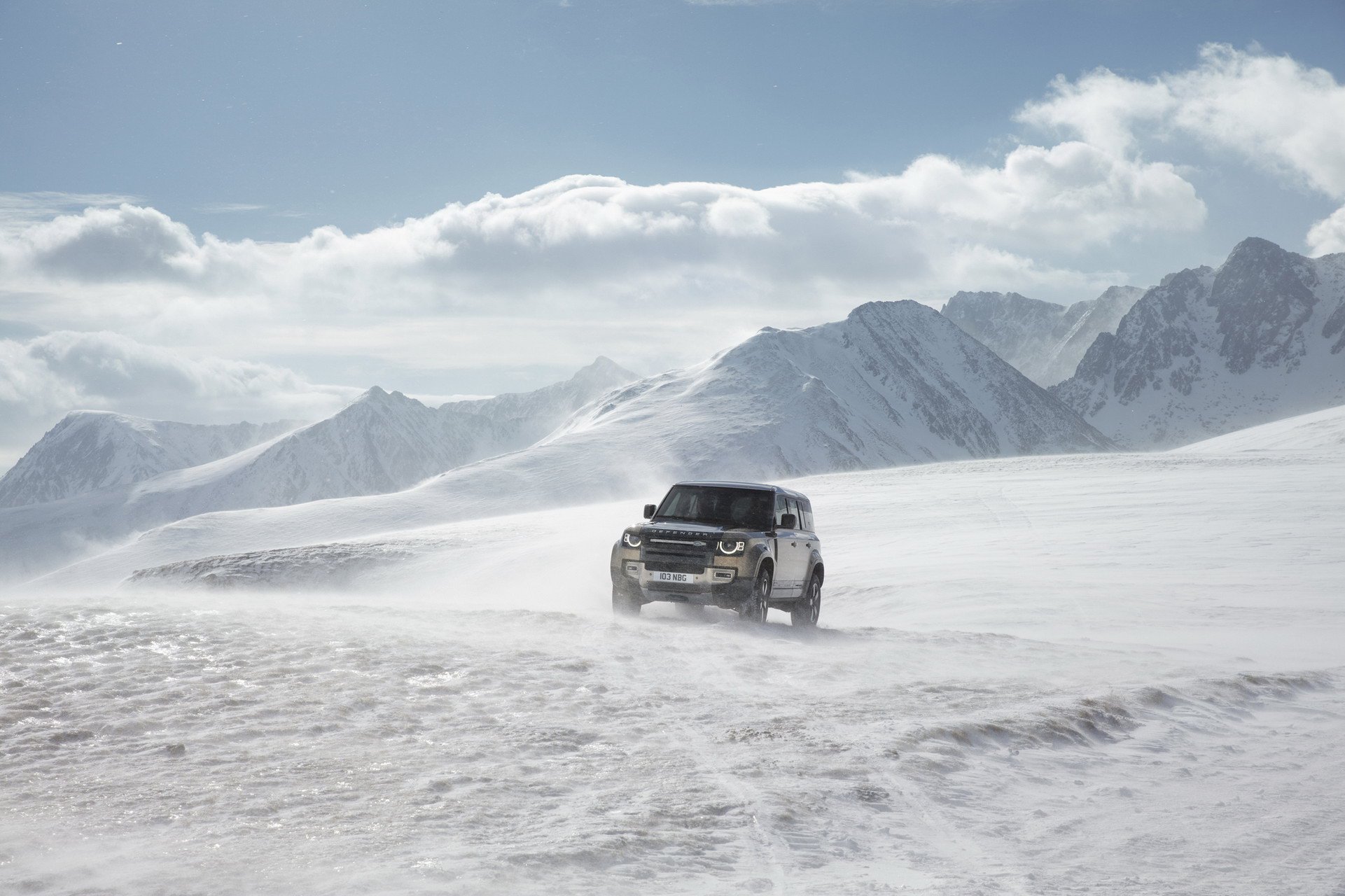 2020 Land Rover Defender, modern bir 4x4 olarak geri döndü