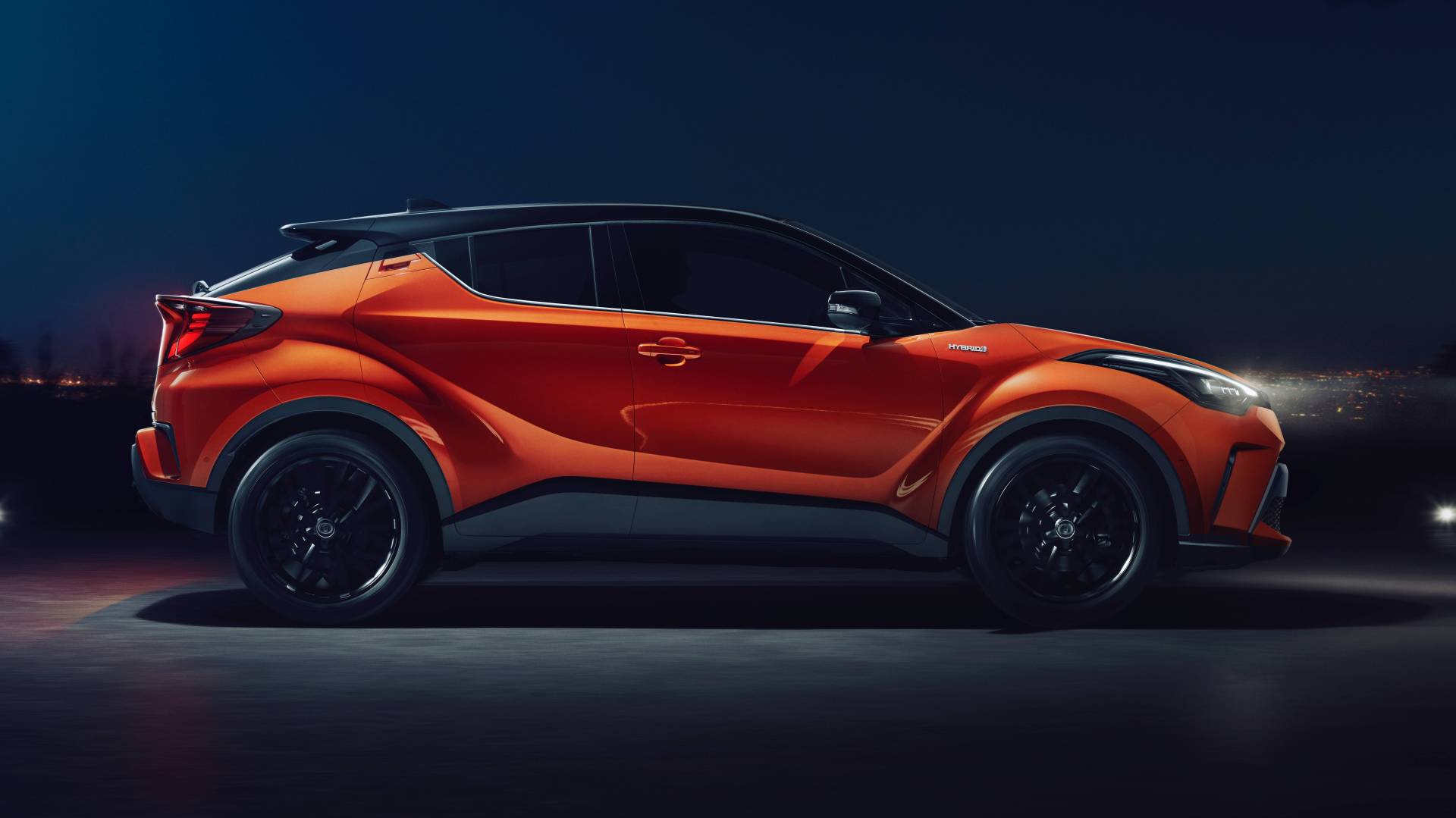 2020 Toyota C-HR, 184 beygirlik yeni hibrit motoruyla tanıtıldı