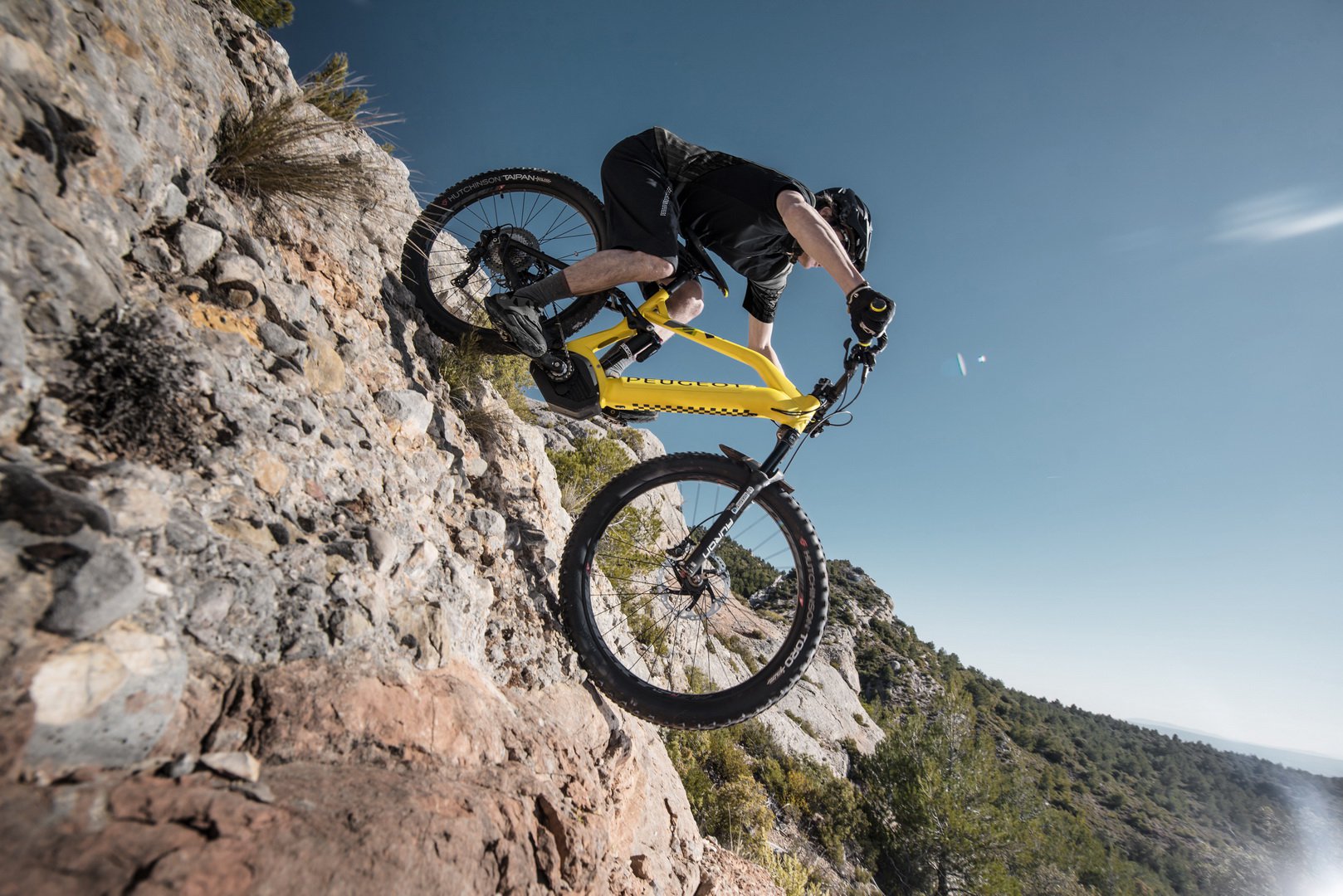 Peugeot, 140 km menzile sahip elektrikli dağ bisikletini tanıttı