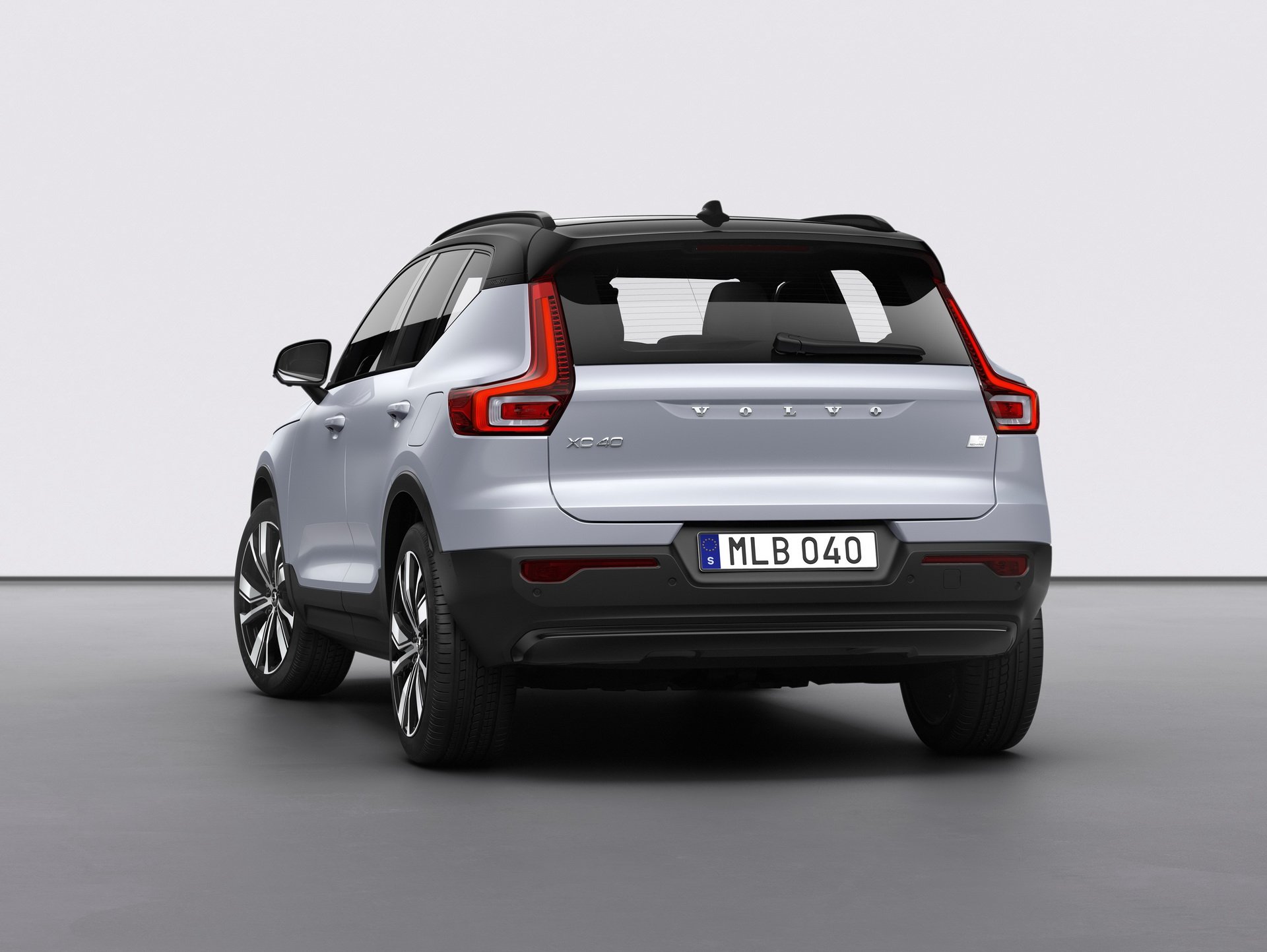 Volvo XC40'ın elektrikli versiyonu 408 beygir güçle geldi