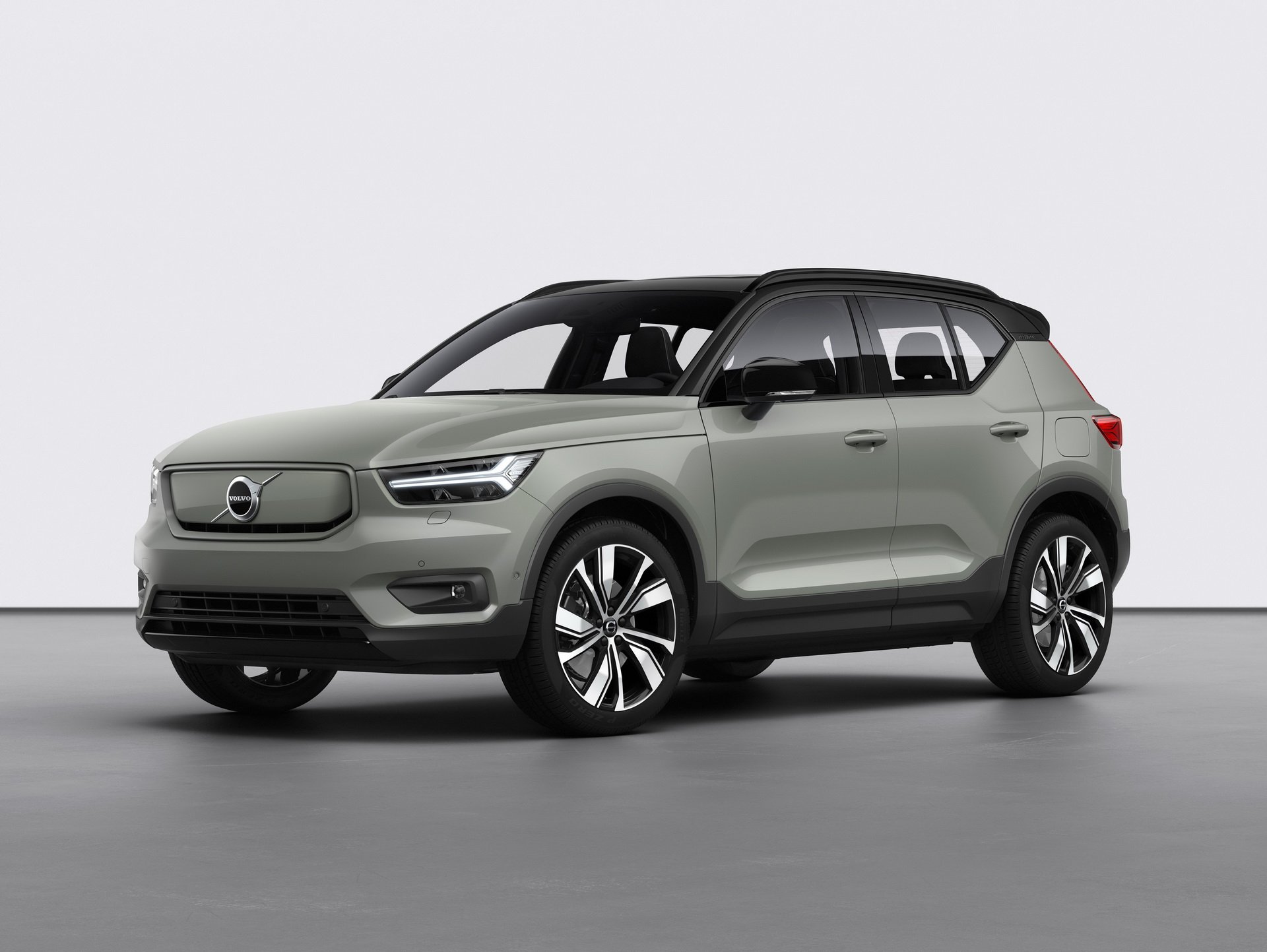 Volvo XC40'ın elektrikli versiyonu 408 beygir güçle geldi