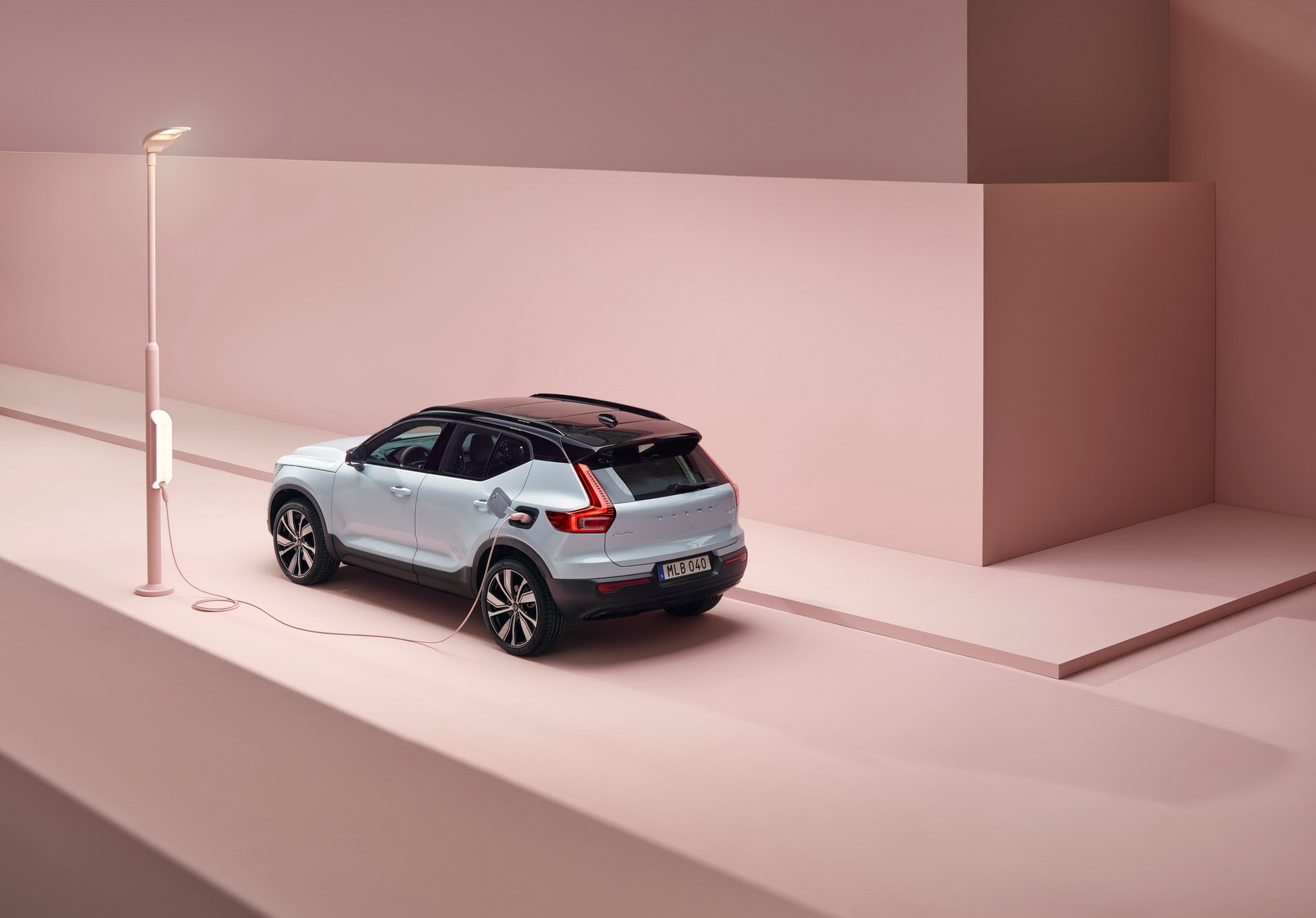 Volvo XC40'ın elektrikli versiyonu 408 beygir güçle geldi