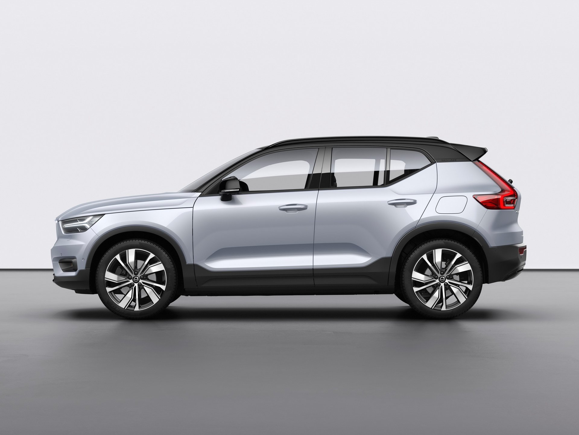 Volvo XC40'ın elektrikli versiyonu 408 beygir güçle geldi