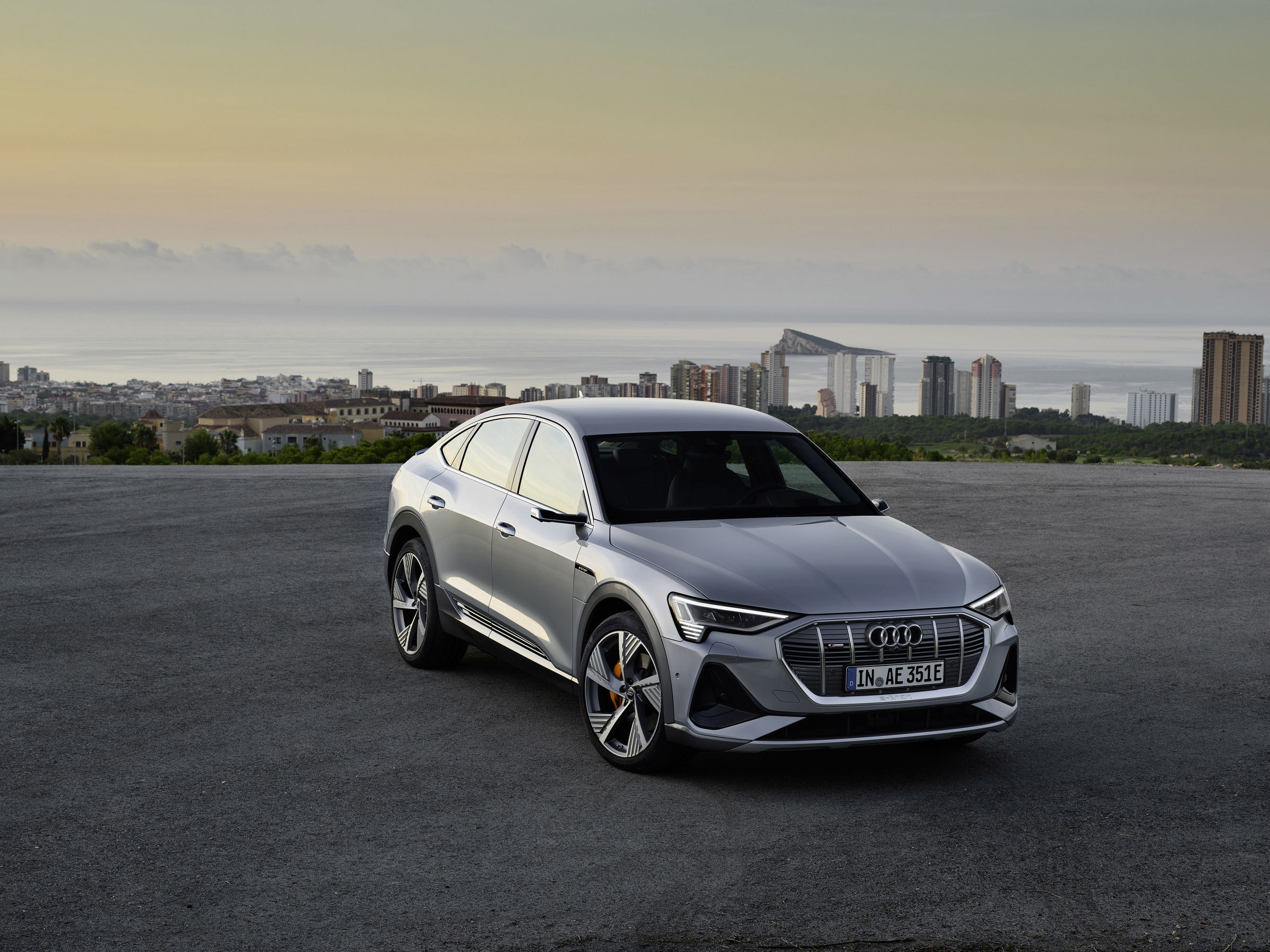 Audi e-tron Sportback, dijital Matrix LED farları ve 466 km menziliyle geldi