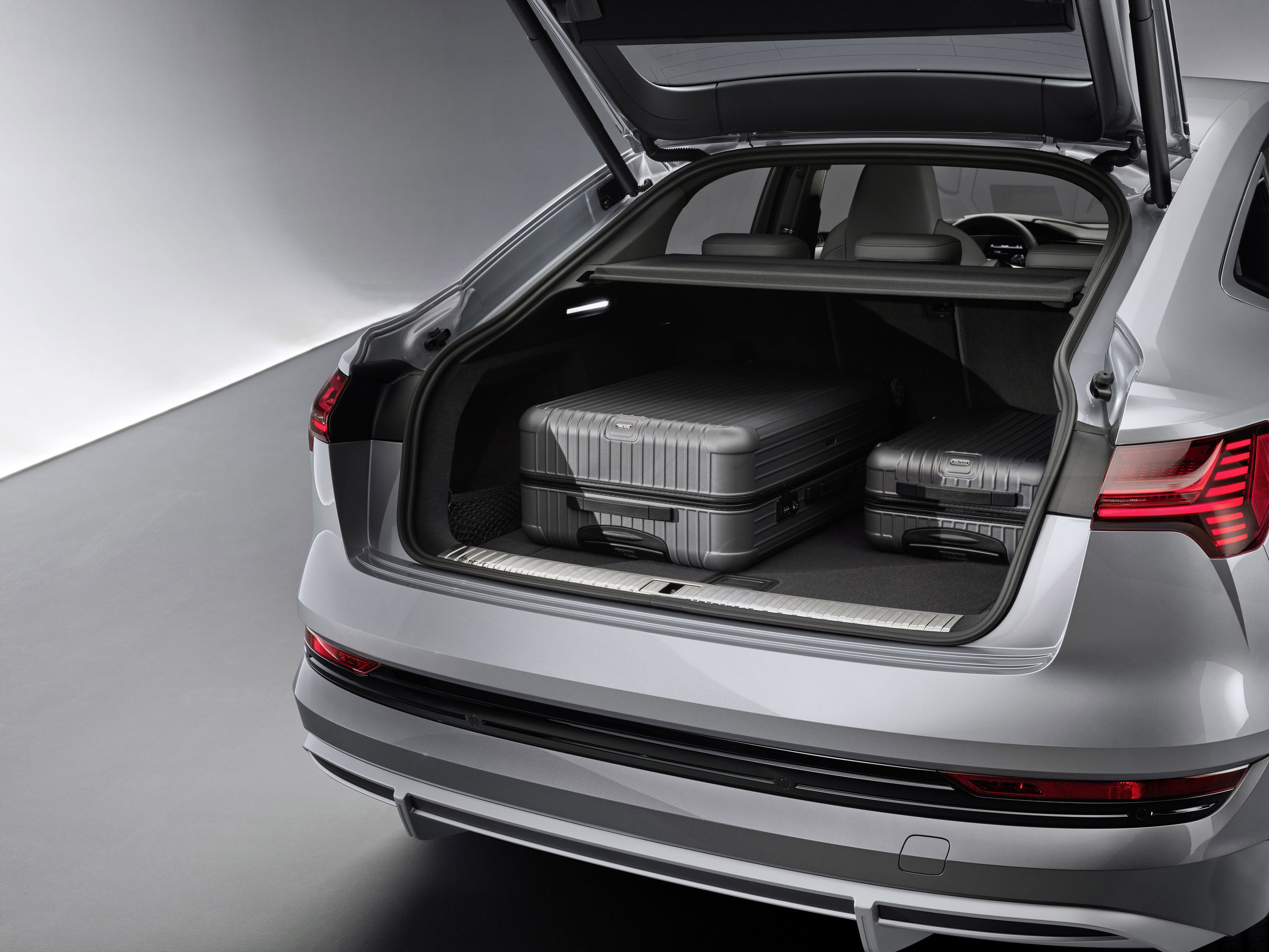 Audi e-tron Sportback, dijital Matrix LED farları ve 466 km menziliyle geldi