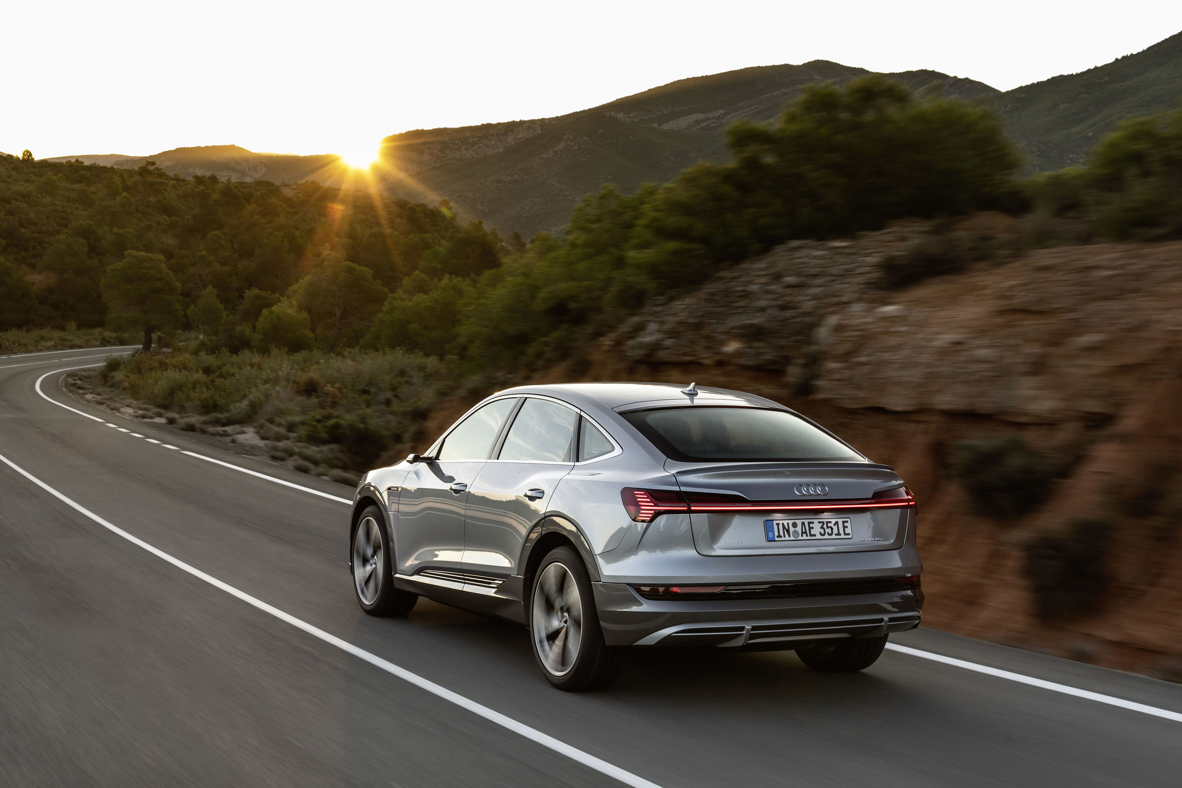 Audi e-tron Sportback, dijital Matrix LED farları ve 466 km menziliyle geldi