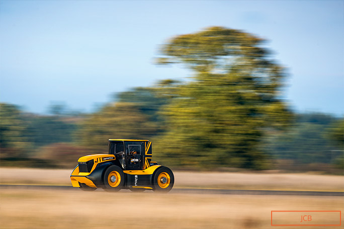 Dünyanın en hızlı traktöründen yeni rekor: Tam 247 km/s
