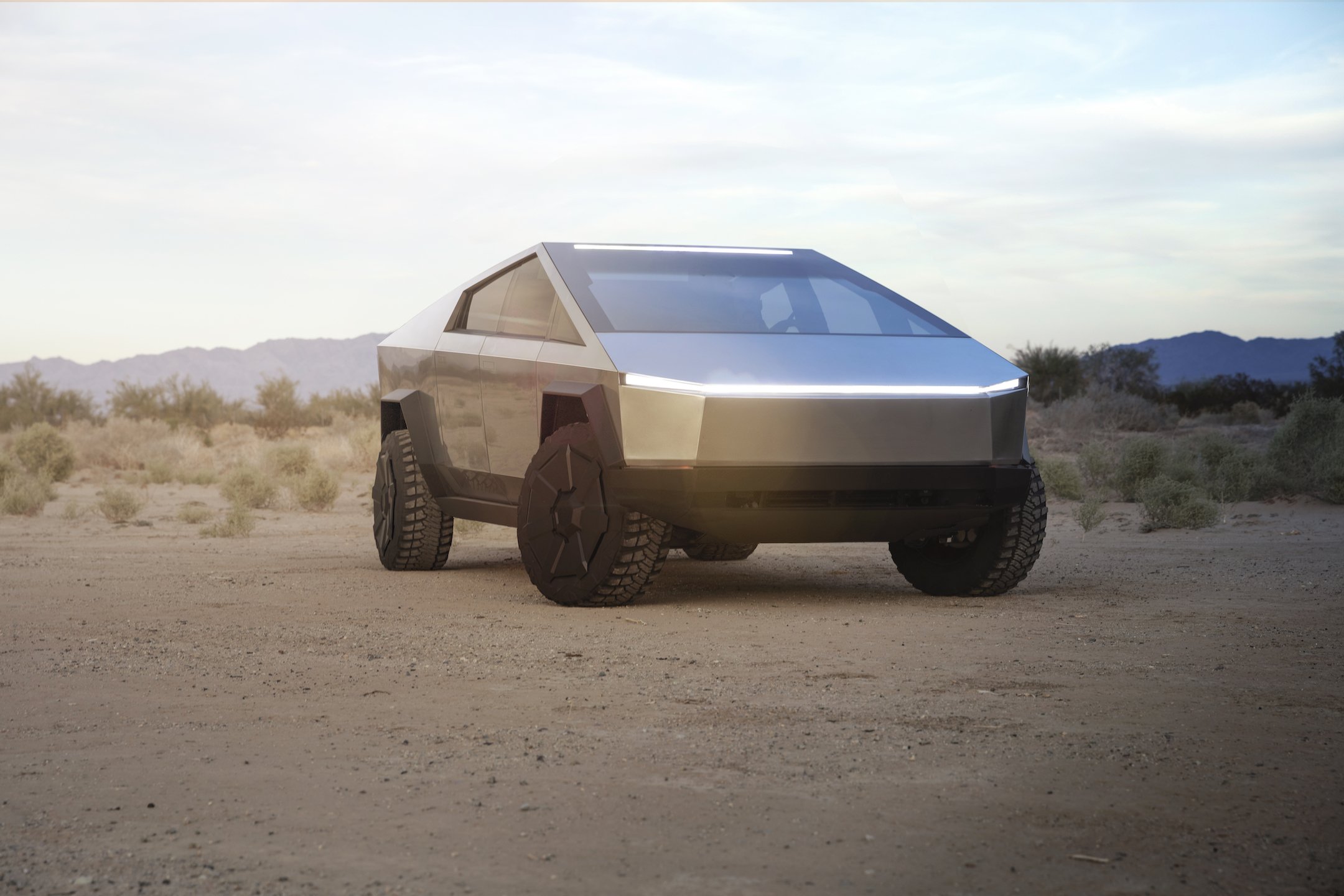 Tesla Cybertruck elektrikli pickup, ilginç tasarımı ve 800 km menziliyle geldi